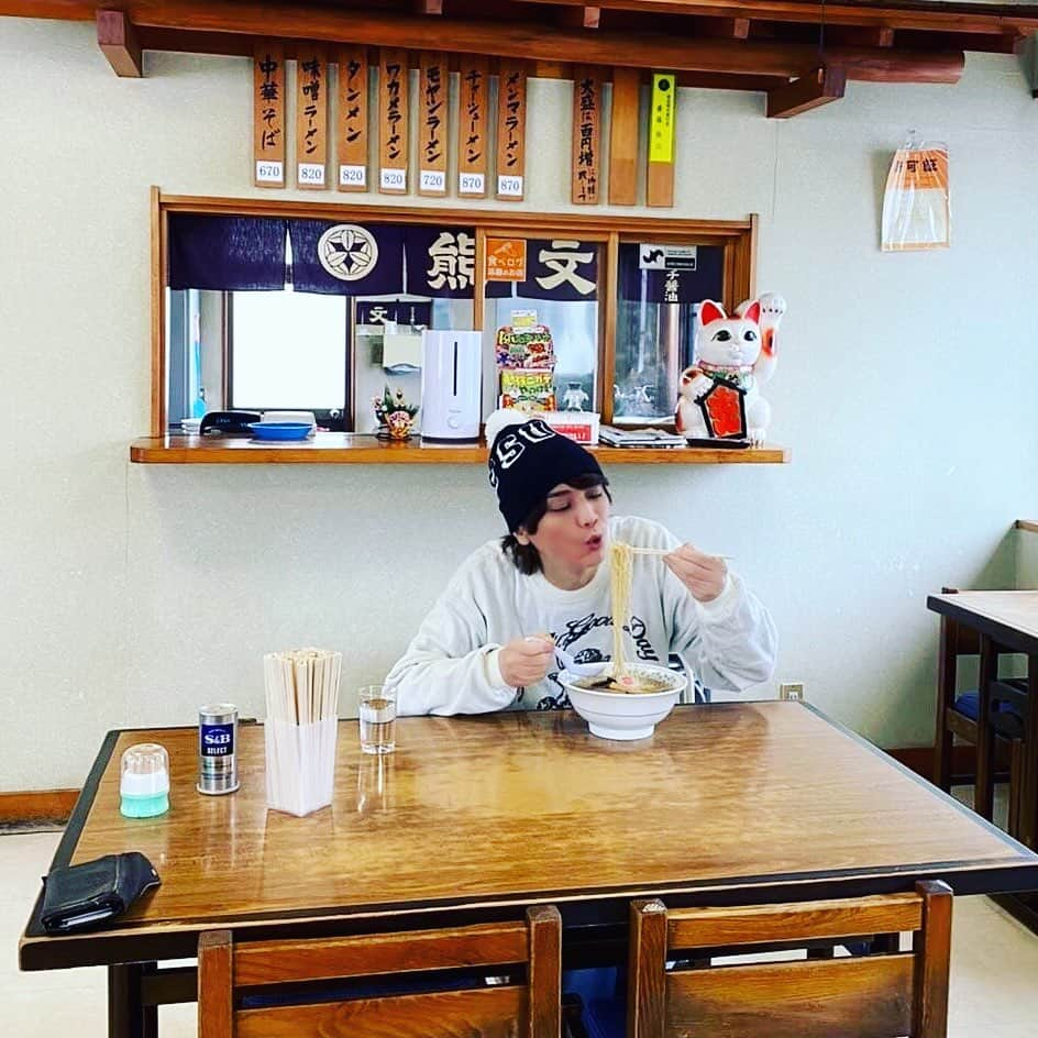 浅沼晋太郎のインスタグラム：「一昨日発売した、浅沼晋太郎東北6県たびBOOK「 #みちのおく 」では、それぞれの県の「 #ご当地麺 」をご紹介しております。伸びないうちに召し上がれ。  styling：myself  knit cap： #supreme knit sweater： #harshandcruel  #山形 #米沢ラーメン #熊文」