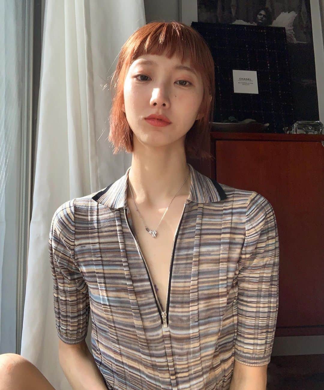 飯島望未のインスタグラム：「Soaking up the sun and feeling very orange🍊 @chanel.beauty   髪がオレンジなのでメイクアップもオレンジにしてみました。  アイシャドウ: レ キャトル オンブル#384 / レキャトル オンブル N°5 チーク: ブラッシュルミエール ペッシュロゼ / ボームエサンシエル ペルルセント リップ: ルージュアリュール インク#232  最近はきちんとアイケアを頑張ろうと 6枚目のサブリマージュのアイクリームを使っていこうと思います。 新作なんですが目元の肌にハリを持たせつつ引き締めてスッキリさせる成分も入っていて、まつ毛や眉ケアにも良いそうです。  効果が楽しみです✨ #ChanelMakeup #ChanelBeauty」