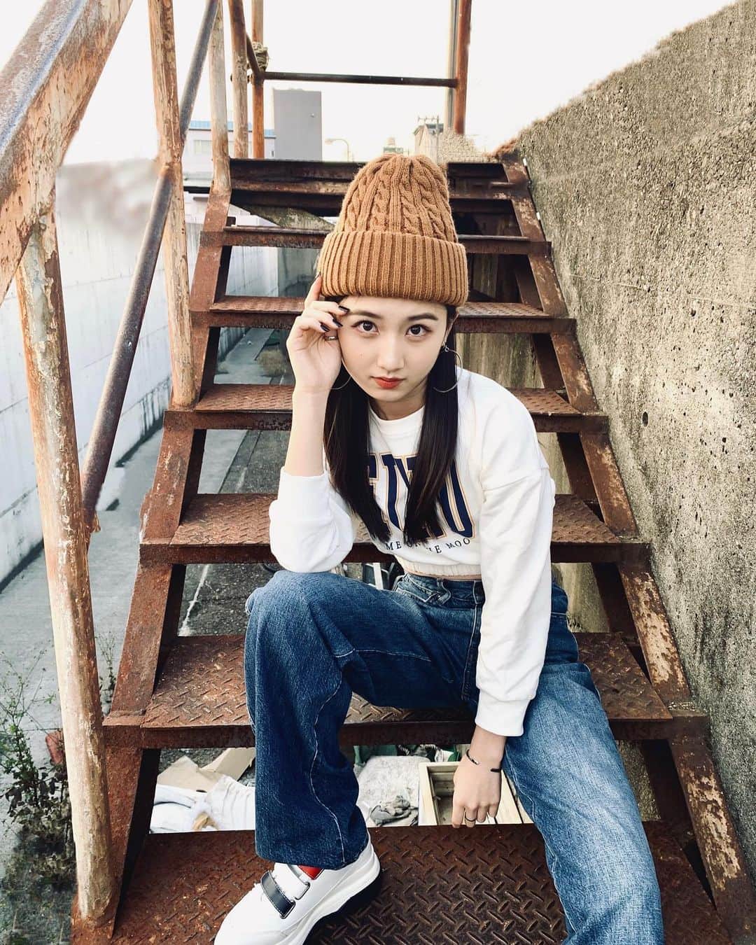 塩月希依音のインスタグラム：「良い階段みーつけた👀🤎✨  #ファッション#fashion#メンズライク#メンズライクコーデ #コーデ#code#階段#ニット帽」