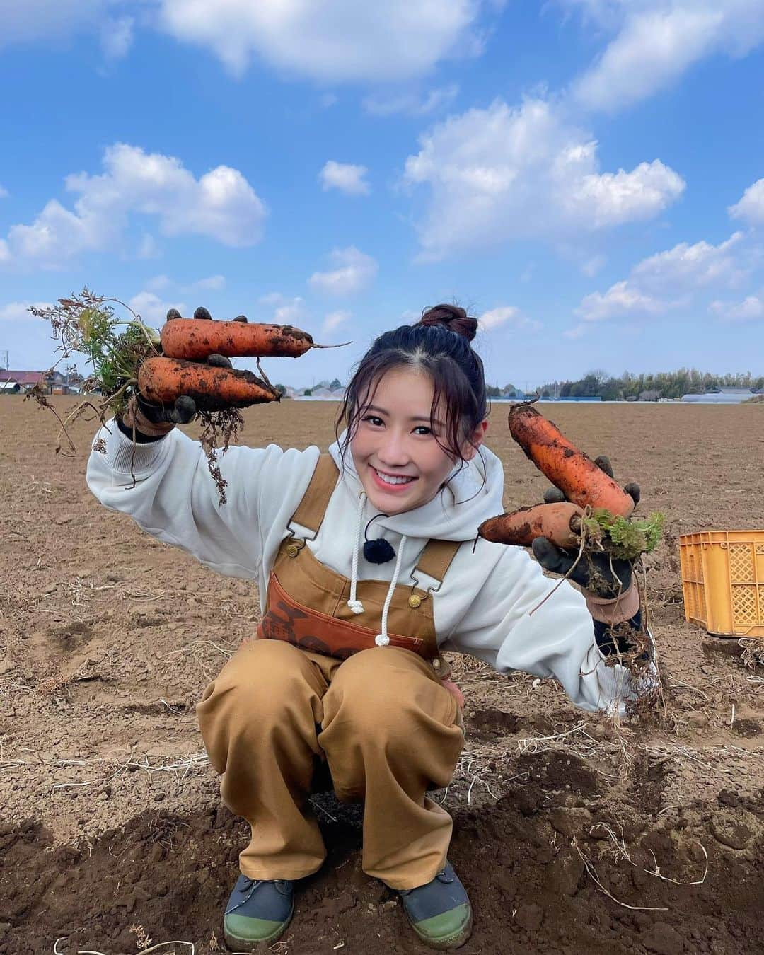 西野未姫さんのインスタグラム写真 - (西野未姫Instagram)「楽しかったロケ❤️ にんじんたくさん掘りました🥕  #種から植えるテレビ #テレビ東京 #明日放送 #11時55分から #ぜひ見てください」4月2日 18時44分 - nishinomiki_official