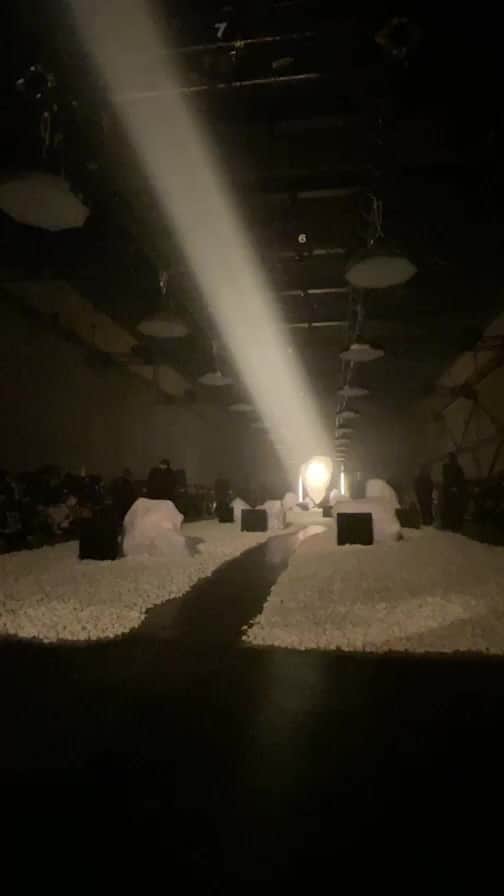 のインスタグラム：「UNITED TOKYO 2022 A/W RUNWAY SHOW  DIRECTER /@aratawillsmithsekuharanuclear  @_isamu(@__margt / @perimetron ) PRODUCER / @satoshi_nion ( @niontokyo ) PRODUCTION / @visionsandparadox  STYLIST / @tatsuyashimada1984  HAIR STYLIST/ @rr_takai_  MAKE-UP ARTIST/ @canakoxx  CASTING / @takaresaka ( @alter_casting ) LIGHTING DIRECTOR / @mikkunpokry ( @hoth_management ) CINEMATOGRAPHER : @seiya_uehara  SPECIAL EFFECTS / @amazing_jiro  MUSIC / @monjoe.wataru  OFFICIAL PHOTOGRAPHER / @koji.shimamuraph  BACKSTAGE PHOTOGRAPHER / @seiyafujii  PRESS / @mieko_kobayashi」