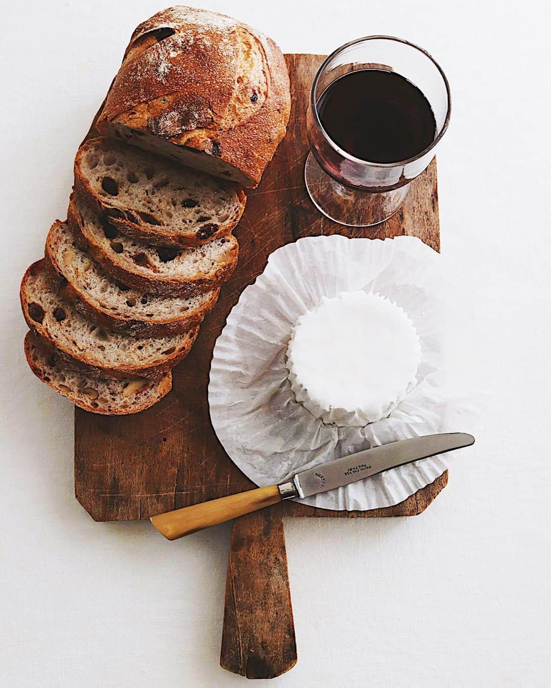 樋口正樹のインスタグラム：「🥖 🧀 🍷 🌸 . 昨夜に続き今夜もパンとワイン、 そしてチーズも良いもの用意し、 おいしくまったりと春の呑み会😋 . 今夜のパンもアンデルセンので モハベレーズンとくるみのパン。 コレ、夜パンとして私の一推し👍 生地の風味が深く、食感も良く、 ワインとの相性が抜群に優れて、 ベストなファーマーズブレッド。 @andersen_official_jp . ちなみに、 🧀 はフランスのサンタンドレ、 🍷 はアンデルセンファーム志。 . . #パンとワイン #パンとチーズ #ワインとチーズ #ファーマーズブレッド #ファーマーズのパン #アンデルセン #アンデルセンのパン #夜パン #夜ごパン #パン呑み #パンのある暮らし #パンのある生活 #パンスタグラム #サンタンドレ #breadandcheese #breadandwine #cheeseandwine #andersen #farmersbread #andersenfarm」