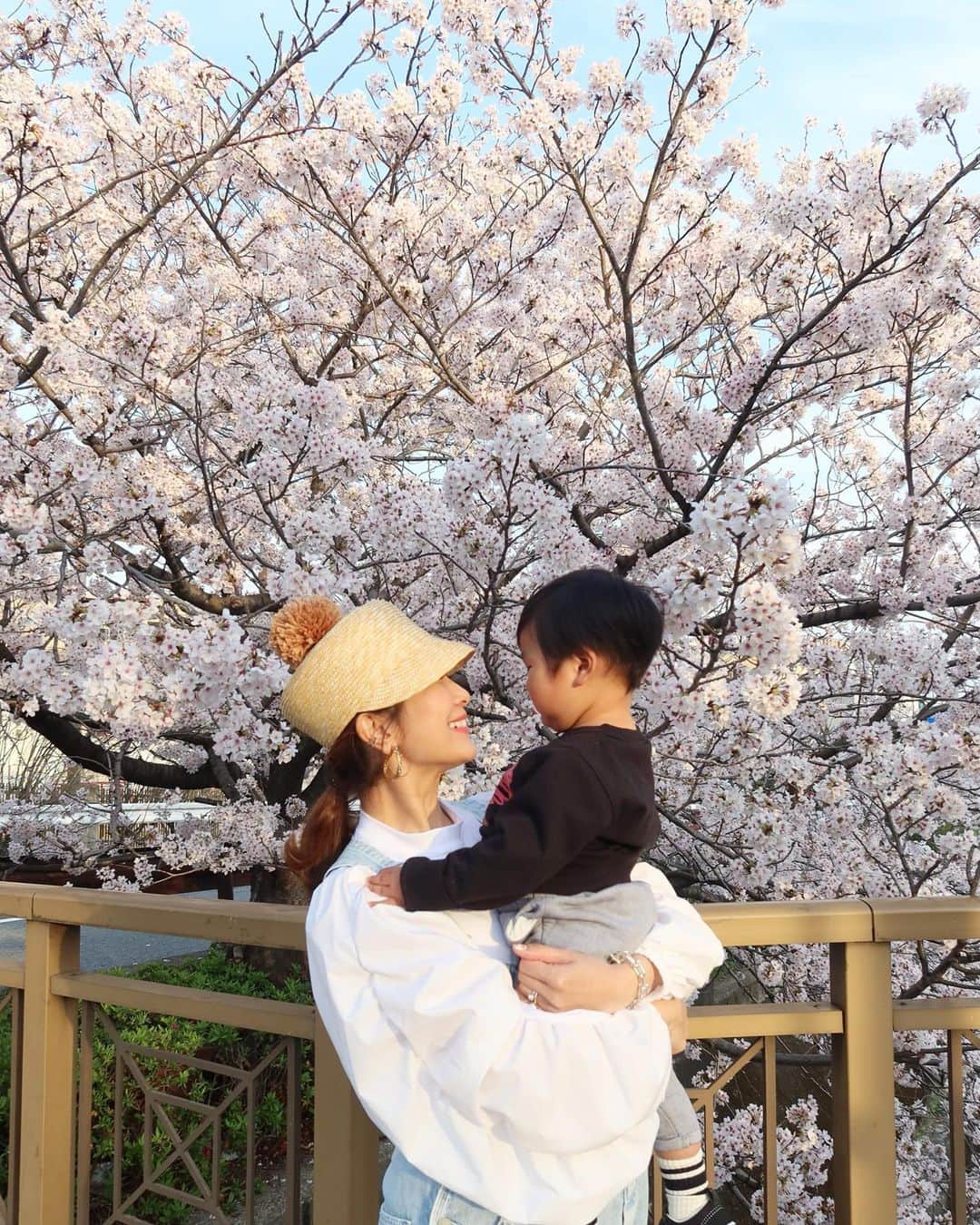 Mai Wakimizuのインスタグラム：「今年初めてのお花見♡(と言ってもお散歩しただけ)息子も"しゃーくーらー"と理解出来るようになり、桜に向かってチュウしたりヨシヨシしたりしてました＼(^o^)／ そんな今日は、UNMINO @unminouofficialのトップスを初おろし♡お花見の日に着ると決めてたんだー♡ #1歳8ヶ月#お花見」