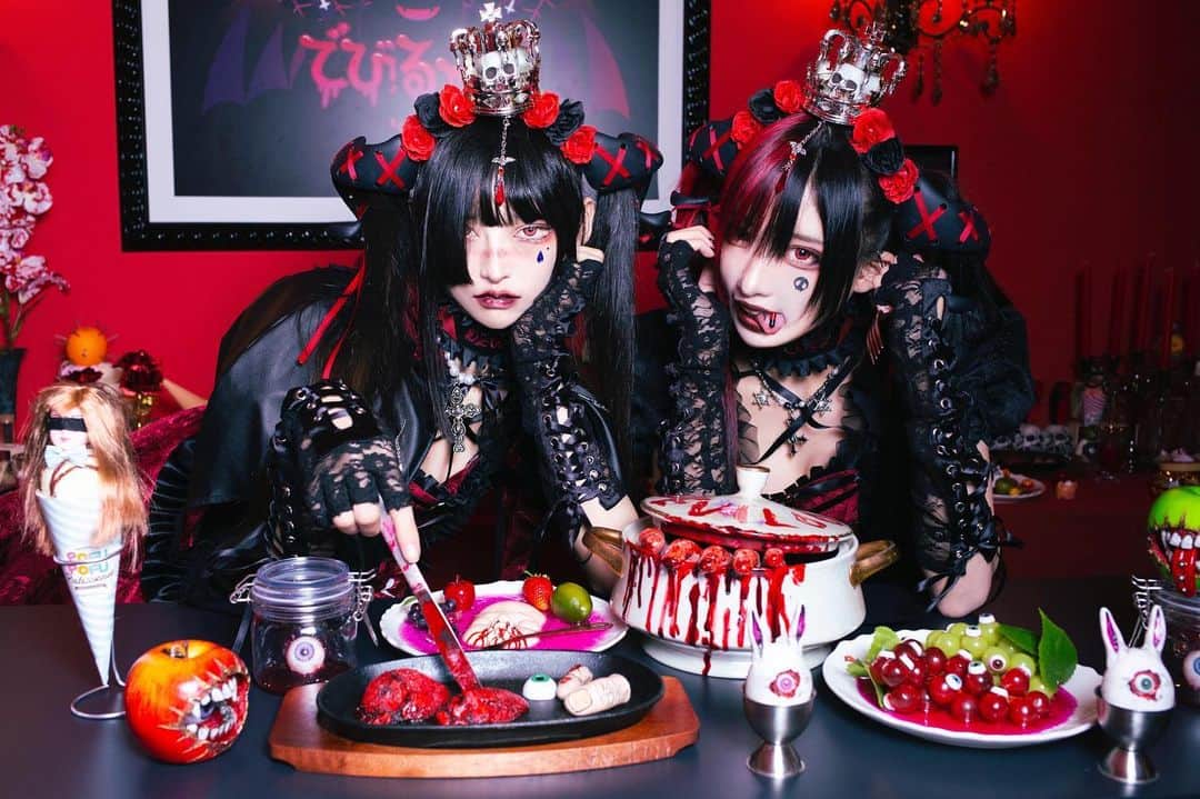 のインスタグラム：「【😈重大発表😈】  ついにぴかりん様プロデュースの悪魔カフェ【でびるーぷ】が。。。 秋葉原に 🎉4/10(日)プレオープン🎉  現在オープニング悪魔(キャスト)募集中  随時、もっと内装や衣装があらわになります…😈お楽死みに、、、」