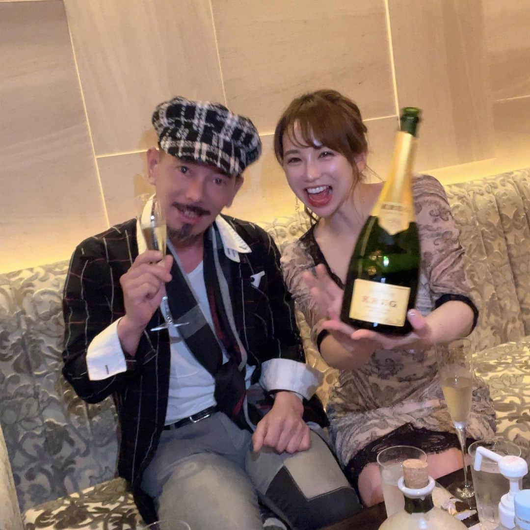 KANNAのインスタグラム：「🤍  のんのん様ご来店の様子✨ サプライズでお越しになってくれました😭 離れててもいつも応援💌くれるよ。 遠くから足を運んで会いに来てくれて 本当にいつも感謝です🫶🏼  #のんのん　#銀座　#銀座ブレア #サプライズ　 #サプライズ大好き　#きゅんです #🫰🏽💓 ＃次はTikTok撮ろうねって約束したよ♡」