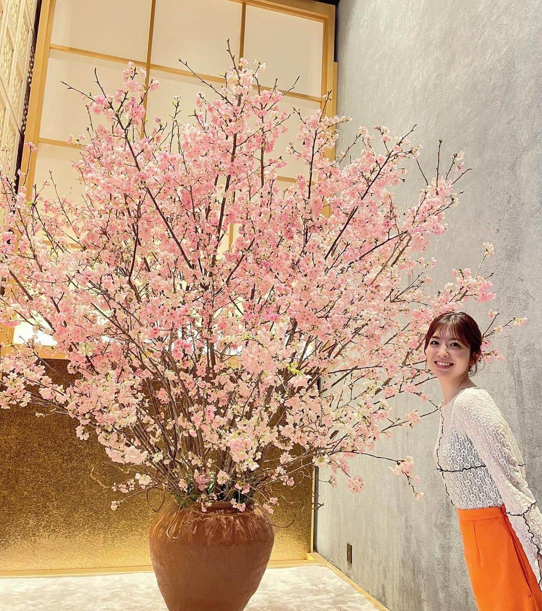 佐藤真知子さんのインスタグラム写真 - (佐藤真知子Instagram)「☀️  いよいよ新年度🌸  担当する「イントロ」は、 有難いことに3年目を迎え、 明日の放送で第100回となります。  感慨深いです。  100人近いゲストの皆さんが 共通して教えてくれたことがあります。  自分の仕事に"誇り"を持ち、 その先には"必ず誰かを幸せにしたい" という願いがある。  技量はまだまだ。 ただこの思いだけは忘れずに、 アナウンサー7年目も頑張ります☺️  #イントロ#祝100回 #入社7年目 #正真正銘の中堅？」4月2日 19時46分 - machiko.sato09