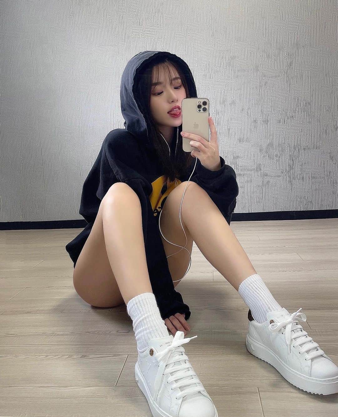 MIYUのインスタグラム：「ootd😗🐰🤍 全然関係ないけど、お花見いきたい🌸🍡  (足ぐせの悪さ何回言われてもなおしません🧏‍♀️🤫)」