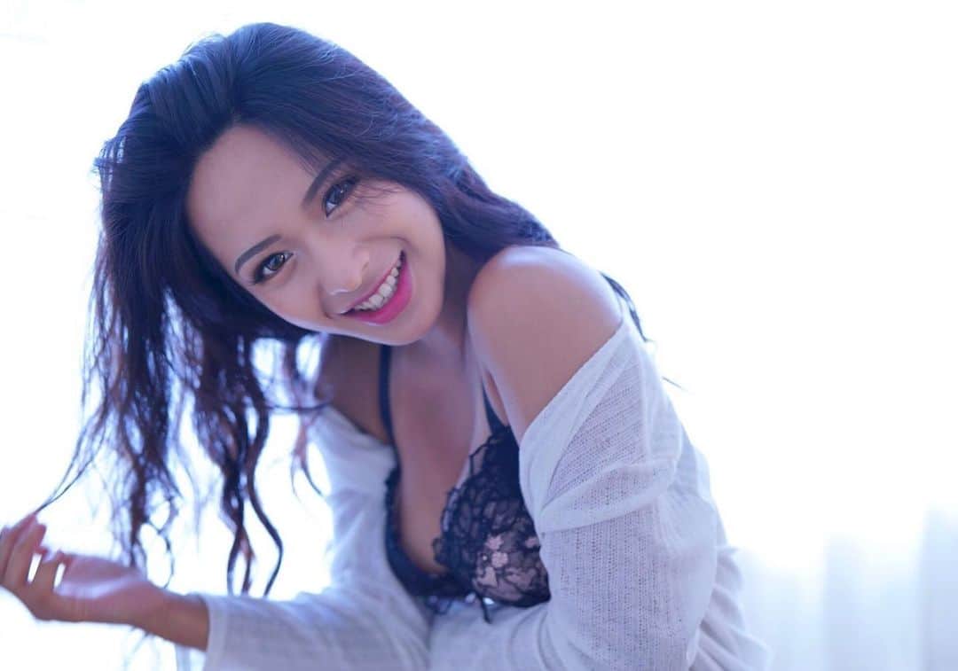 ABBYのインスタグラム：「プチハッピーも大切にッ✨ . #smile #morning #ポートレート  #ランジェリー #lingerie #日々の暮らし」