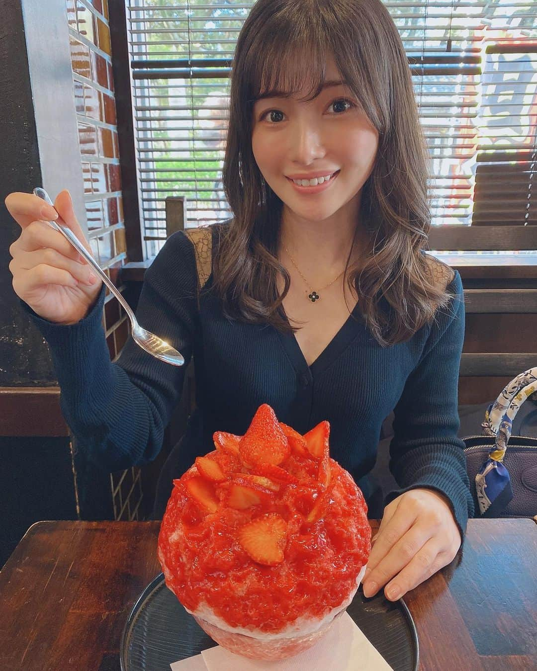 早田悠里子のインスタグラム：「大阪で見つけたかき氷屋さん🍧 #カイゲンカフェ   いちごいっぱいのかき氷🍓🍓 ランチメニューもあって、混みすぎなくて入りやすかったです🙆‍♀️💓  ストーリーで大阪のかき氷聞いてみたら、たくさんメッセージ頂いたので、かき氷巡りしたい🥺💓  またお勧めあったら教えてください🙏✨ 1番気になるのはみしょうさん😌🍧行きたいな〜  #かきごーらー #かきごおりすと #大阪かき氷」