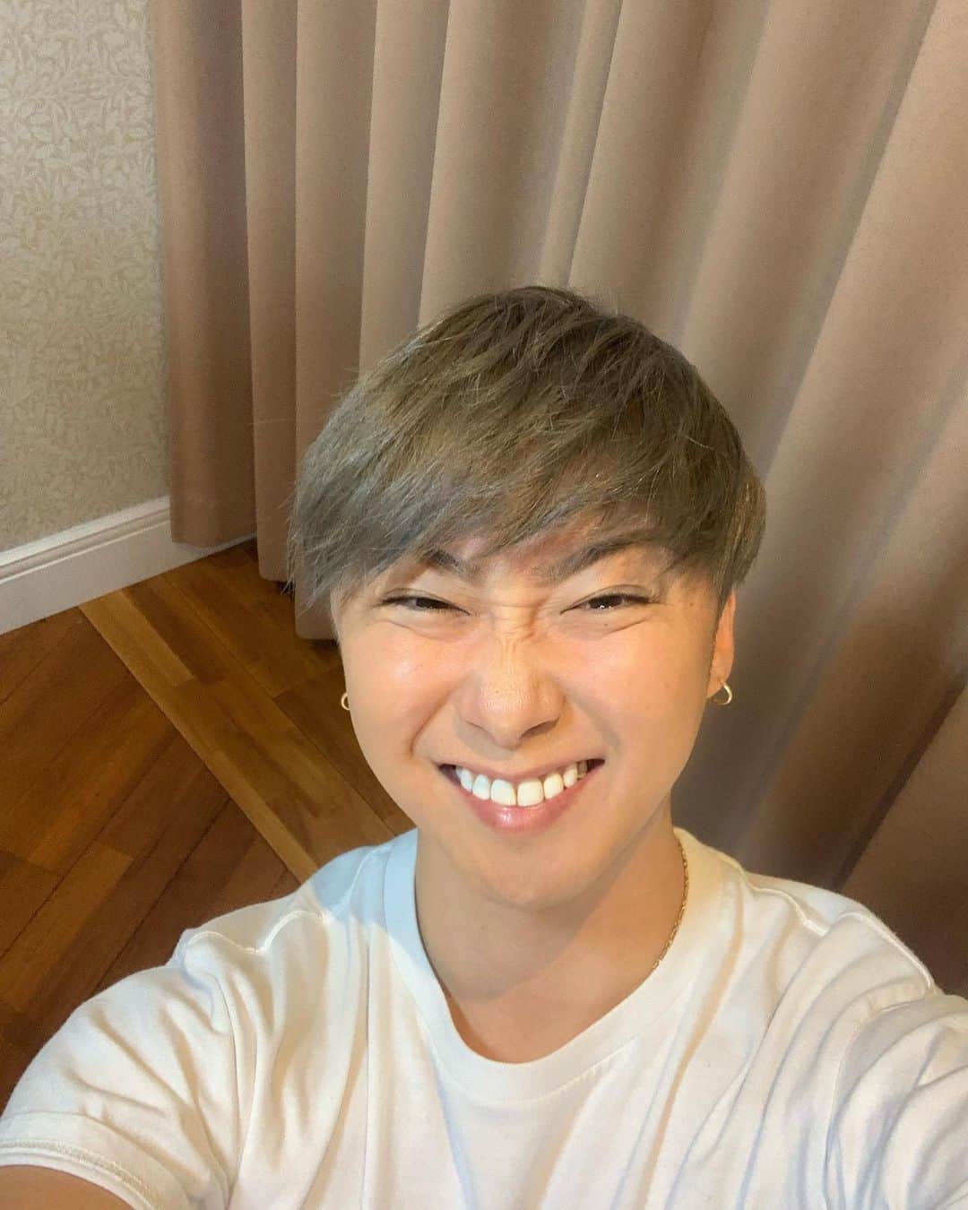 大野雄大のインスタグラム：「こんばんは！  投稿が1日遅れてしまいましたが、  4月1日のエイプリールフールにまた一つ年を重ね33ちゃいになりました！！☺️💪  たくさんの、お祝いメッセージや、ご連絡、  本当にありがとうございますっ！！！  32歳も最高に幸せな年でしたが、 33歳のこの一年も今までの人生で最高の一年だったなぁと思えるような一年にしたいと思います！！  対バンツアーに向けて すでに連日歌って踊ってのりリハーサルもスタートし、 充実したスタートダッシュをさせていただいて幸せですが とにかく早く皆さんの前で最高のパフォーマンスをお届けできるよう一つ一つ全力で取り組んでいきたいと思います😊❗️❗️  みんな大好きだぁーーー  #感謝の日 #33歳になりました #大野雄大 #常にピカピカの一年生の気持ちを忘れない」