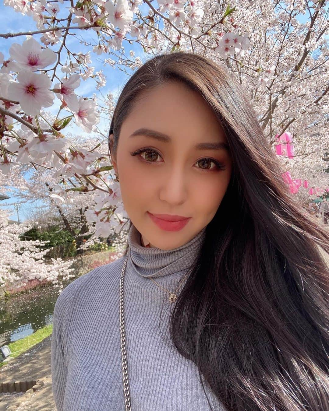 岩上愛美のインスタグラム：「桜ってすぐ散っちゃうから、満開を見れた時こんなに美しいと思えるんだよね🥺 今年も綺麗な桜を見れました🌸   This is the time of year to appreciate the fleeting beauty of the cherry blossoms🌸  #beautiful #cherryblossoms #cherryblossom #sakura #blooming #japan #さくら #日本 #桜」