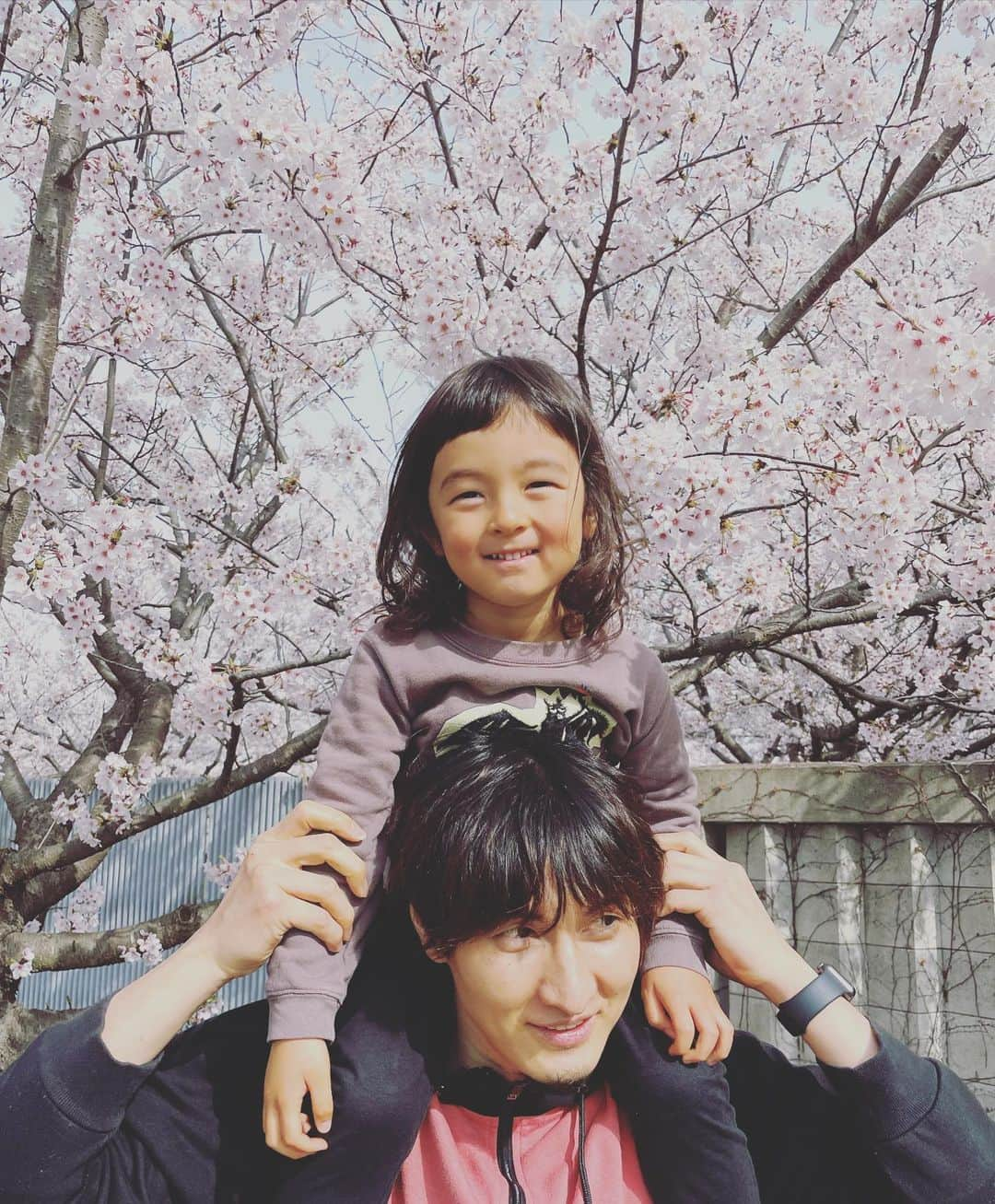 岡田優介さんのインスタグラム写真 - (岡田優介Instagram)「息子の朔玖は、自閉症と知的障害という診断をされています。  3歳半でまだ言葉は話せませんが、こちらが話す言葉のリスニングは少し理解しているようで、本当にゆっくりではありますが徐々に進歩が見られます。  朔玖には日々のルーティンが山ほどあるのですが、それを少しでも崩されると途端に機嫌が悪くなり、癇癪を起こし、暴れ回ることも多々あります。またそこまで酷くはありませんが自分の頭を叩くなどの自傷行為も見られます。  朝起きてから夜寝るまで、対処を間違えないように親が先回りして頭を使わなければいけないので親も日々訓練されています。  朔玖専用マニュアルがあったらきっとぶ厚い冊子になるでしょう。(そしてそのマニュアルは頻繁に加筆修正されます。)  朔玖はエレベーターのボタンを押すのもとても好きで、行き先階と開ける閉じるボタンは見よう見真似で覚えました。数字じゃなく場所で覚えているだけだと思いますが。  先日マンションのエレベーターで途中から大勢の人が乗ってきたため、いつも押しているボタンを押せなかった息子が機嫌を損ねて大声というか奇声を出してしまったのですが、「躾がなってねーなぁ...」と舌打ちをされてしまいました。  まぁ身体はデカいので見た目は5歳児くらいに見えるでしょう。迷惑をかけていることは本当に申し訳ないと思うのですが、躾だけではどうにも出来ない子もいるんですよね。朔玖はこれからの人生、そうした場面に何度も遭遇することでしょう。  それでも朔玖には人生を最高に楽しんで貰えるよう、僕が出来る限りの環境を用意してあげたいなと思います。  同じような悩みを抱えている保護者の方もいらっしゃるでしょうし、既に察して頂き、うちも同じ境遇ですとメッセージをくれるファンの方もいらっしゃいます。  そして、朔玖に関するたあいもないインスタ投稿で「ものすごく勇気付けられました」と言ってくださる方もいらっしゃいました。なんと、朔玖は既に人の役に立っているじゃないか！なんて素晴らしい息子なんだと思いましたね。(親バカ)  本日は #世界自閉症啓発デー ということで、別に隠していたわけでも無いのですが息子のことについて書いてみました。  今日は桜がとても綺麗で温かい気持ちになりました🌸息子は今日も一日、全力で楽しんでくれました。  #自閉症 #自閉症あるある #発達障害 #知的障害児 #お花見 #cherryblossom」4月2日 20時24分 - ysk_okada