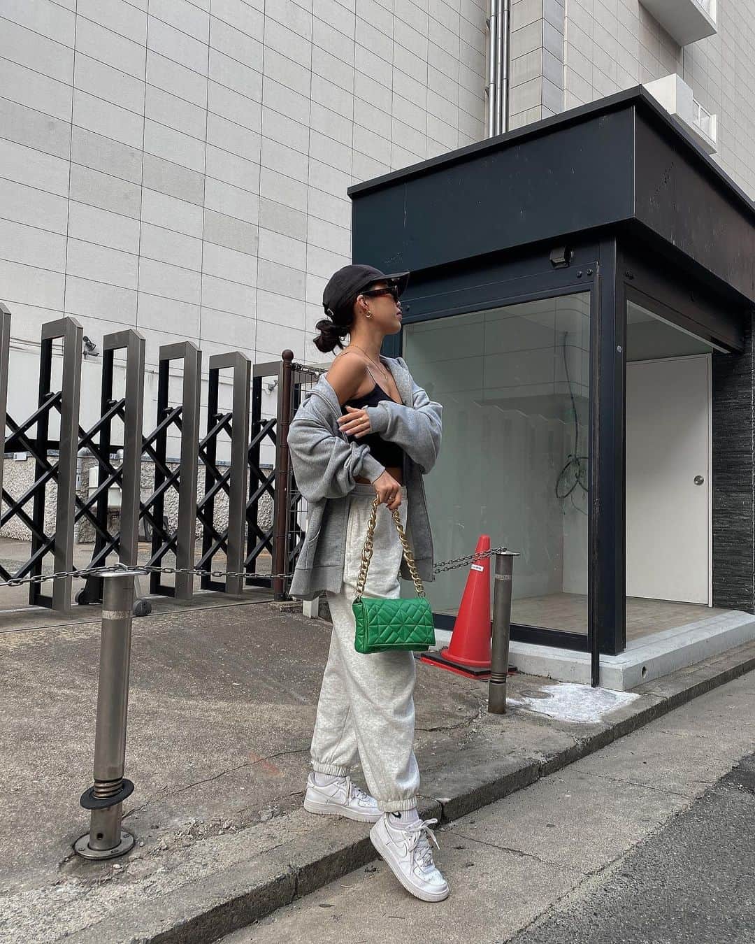 平木亜実のインスタグラム：「スウェットコーデはやっぱりしっくりくるなぁ❤️ . #egoist #エゴスナップ #egoist_staff #エゴイスト #コーデ #egoist #海外ファッション#海外コーデ#春コーデ#パーカー」