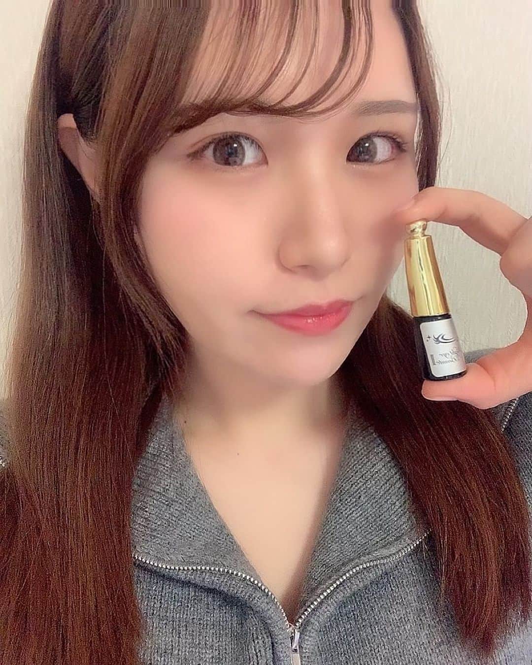 あすぽんのインスタグラム：「私がもう何年も前から愛用している ナイトアイボーテ♡！  私は二重が安定してないから 普段からナイトアイボーテ使ってます😌♡  寝る前に使って翌朝くっきり二重に！ 美容成分も入っているしアイプチみたいに べったりとくっつかないし本当にこれはバレない🥰  これを使ってると二重幅を褒められたり 二重整形した？って言われるくらい ちゃんとした二重が作れます😌💗  これは本当にPRだからとか関係なく ほんっとうに何年も前からリピートしてる おすすめの商品です🫶💗 ぜひ、みんなも使ってみてね😚🫶  @nighteyebeaute #ナイトアイボーテ #二重メイク #二重にする方法 #一重から二重 #ふたえ #アイプチメイク #アイプチ #PR」