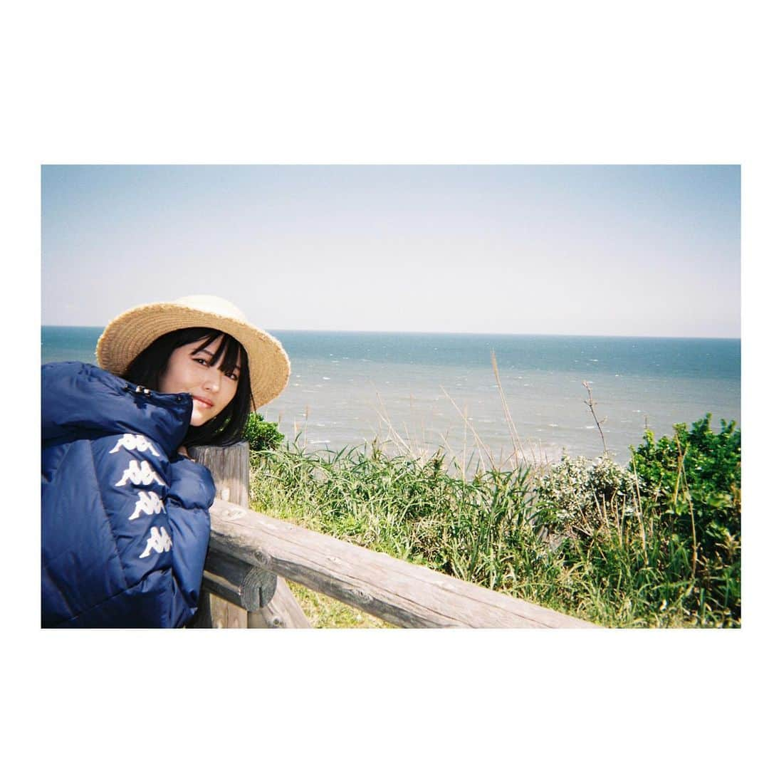 浜辺美波さんのインスタグラム写真 - (浜辺美波Instagram)「映画『やがて海へと届く』 公開記念舞台挨拶ありがとうございました🦔  一言でこの映画を表すなら 喪失と再生の物語です。 ある日突然目の前からいなくなってしまった友達の 踏み込めなかった奥底を辿ります。 「私たちには世界の片面しかみえていないと思うんだよね」 劇中の台詞です🦔 この台詞を含め映画を観た方が どう捉え受けとめるのか とても知りたいです🦔 ご感想たくさん送ってください かなり気になるので🦔  写真は去年の今頃。 海へと届くですから、海との写真多めに🦔 まだまだこの季節は寒かった記憶  岸井さんとたくさんまだまだお話したいことがあります🦔さみし  映画は4月1日より公開中です🦔 劇場でお待ちしております🦔」4月2日 20時29分 - minami_hamabe.official