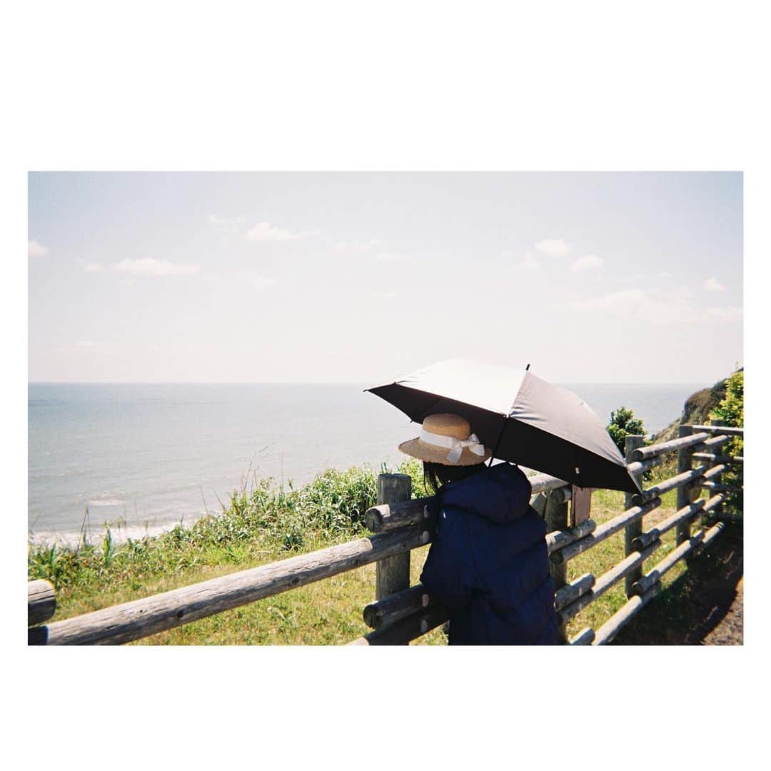 のインスタグラム：「映画『やがて海へと届く』 公開記念舞台挨拶ありがとうございました🦔  一言でこの映画を表すなら 喪失と再生の物語です。 ある日突然目の前からいなくなってしまった友達の 踏み込めなかった奥底を辿ります。 「私たちには世界の片面しかみえていないと思うんだよね」 劇中の台詞です🦔 この台詞を含め映画を観た方が どう捉え受けとめるのか とても知りたいです🦔 ご感想たくさん送ってください かなり気になるので🦔  写真は去年の今頃。 海へと届くですから、海との写真多めに🦔 まだまだこの季節は寒かった記憶  岸井さんとたくさんまだまだお話したいことがあります🦔さみし  映画は4月1日より公開中です🦔 劇場でお待ちしております🦔」