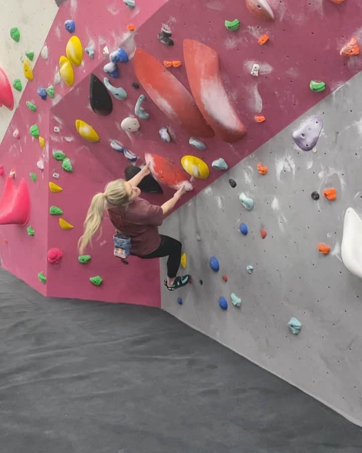 シャウナ・コックジーのインスタグラム：「Sometimes climbs go like this. And I’m ok with that.   Also… Love that someone actually blamed my parents for my reckless behaviour of climbing whilst pregnant after my last post. Soz Mum and Dad. How dare you raise me to be strong, confident and capable of making my own calculated decisions.」