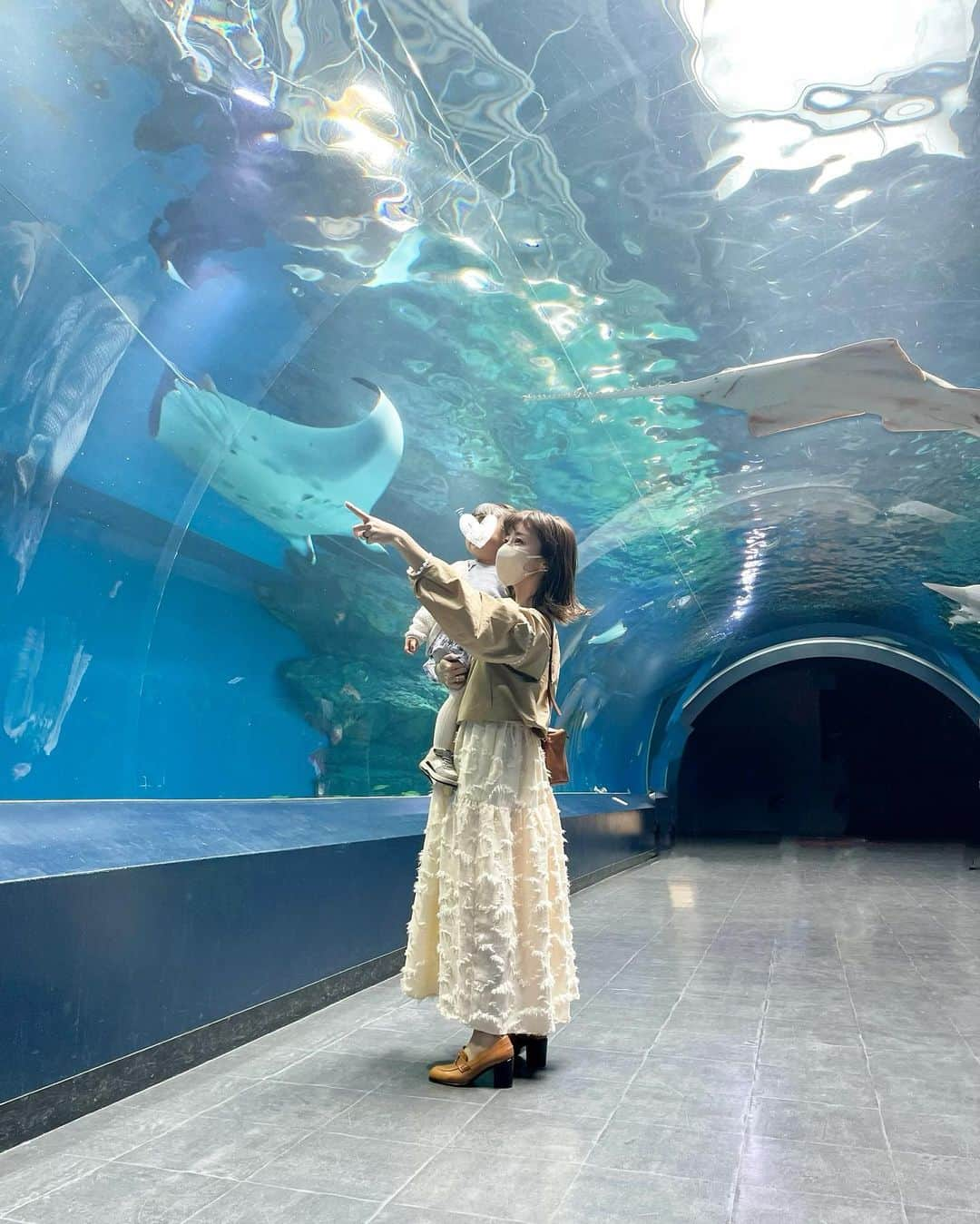 水野佐彩さんのインスタグラム写真 - (水野佐彩Instagram)「・ 水族館🐠🐟🐡🦭❤️ #きょうのわたちたち👩‍👧  #きょうのわたちたち👨‍👩‍👧   3回目の水族館だった娘👧🏻 行くたびに反応が濃くなるので 成長を感じられて嬉しい💕💕 今年は動物園も連れて行ってあげたいな🦣🦍🦒🐖  #153cmコーデ #おちびコーデ #おちびの輪 #Sサイズコーデ #ままコーデ #ママコーデ #ママライフ #2020年ベビー #女の子ママ #女の子ベビー #ブルベ夏 #ブルベ #ブルベサマー #ソフトエレガント #ウェーブ #骨格診断ウェーブ #2歳女の子 #2歳女の子ママ」4月2日 21時03分 - saaya_mizuno