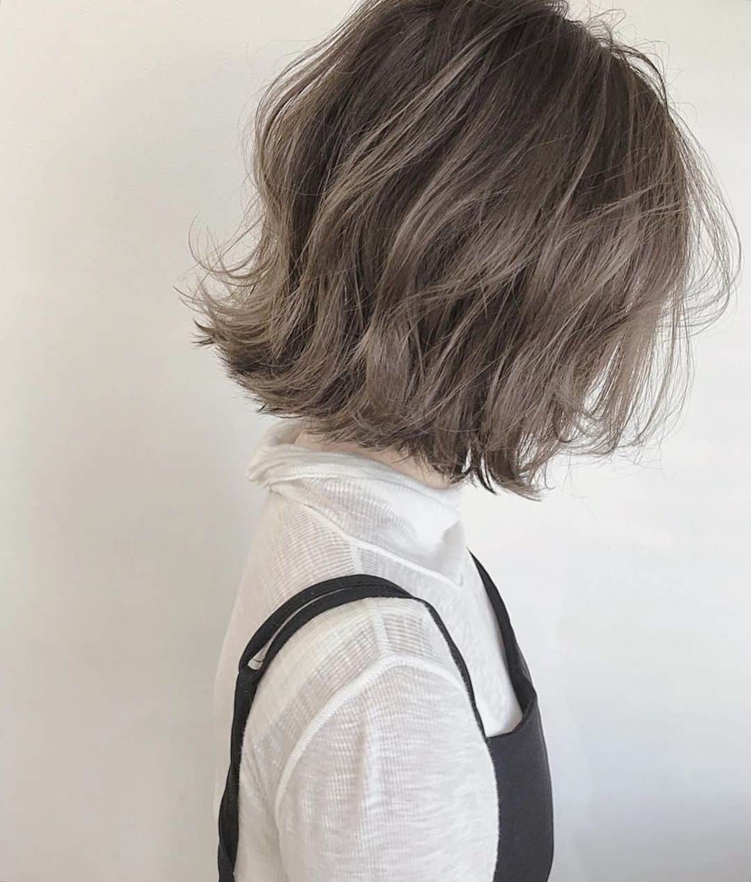 SHOTAのインスタグラム：「🌸🌷🌸 ＊ ＊ 挑戦しやすいブリーチハイライト🐝 ＊ ＊  #ヘアアレンジ#ヘアスタイル#ヘアカラー#ブリーチ#外国人風#グレージュ#ヘアメイク#ダブルカラー#アディクシー#外国人風ヘア #hairmake#haircolor#hairstyle#いいね返し #静岡美容院 #ボブ#静岡#静岡市#ヘアメイク #hairarrange#外国人風ヘアー#ママコーデ#透明感カラー#静岡美容院#hair#Gisele#インナーカラー #arrange#ハイライト#イルミナカラー#春カラー#桜ヘア」