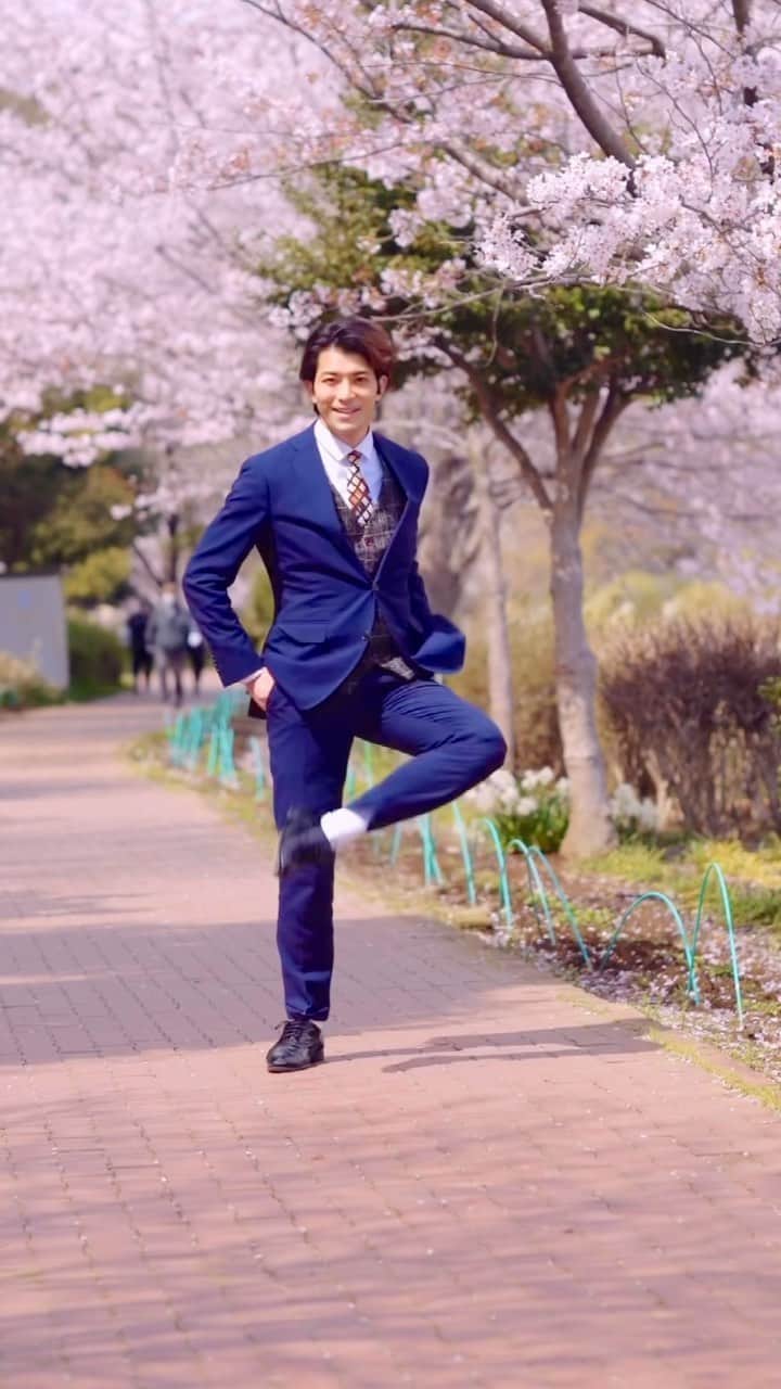 のインスタグラム：「Japanese businessman style. #🇯🇵  ・ front of In cherry blossoms🌸✨  【桜】 video 🎥  @ruuteefilm ・ @ckay_yo @nellzusmik ♫ : #LoveNwantiti #afrodance #businessman #salaryman #dance #dancing #japan #Japanese #dancingsalaryman #cherryblossoms」