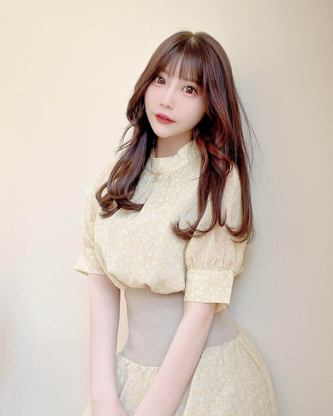 のインスタグラム：「最近の美容メンテ🧖🏻‍♀️🌸  肩凝りが酷いけん ハイフを @nurse_salon さんで 定期的に通ってます✨ すごく楽になってきてる👏 個室だし清潔感あって好き🥺  カラーとトリートメントは 安定に @sakichaaaso ✂︎ いつもありがとう♡ ファンの方にいつも髪の毛良い匂いって言われる🤣🥰  夏に向けて痩せたくて よもぎ蒸しは定期的にしてます🧖🏻‍♀️🇰🇷 @changmisalon  完全貸切やしTV見ながらやけん あっという間🙆‍♂️  美意識あげて頑張るぞ〜👶🏻💓🌸  #ハイフ#二の腕痩せ#肩凝り改善 #首肩ハイフ#首長効果#美肌#美白 #よもぎ蒸し#チャンミ#changmi #カラー#カット#可愛い#オルチャン #完全貸切#韓国メイク#韓国ヘア #美容好き#美容好きな人と繋がりたい #美容オタク#美容エステ #よもぎ蒸しサロン#温活女子#温活」
