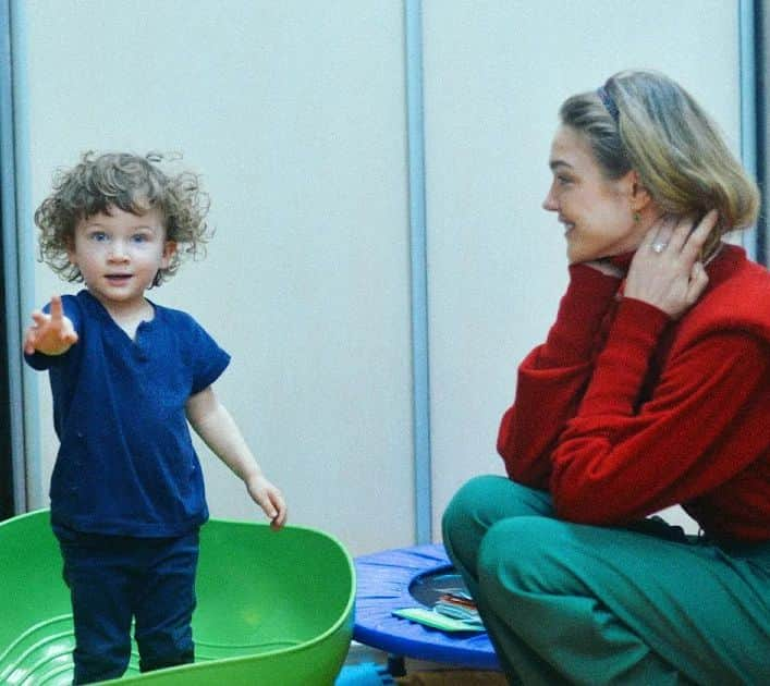 ナタリア・ヴォディアノヴァさんのインスタグラム写真 - (ナタリア・ヴォディアノヴァInstagram)「Today on the 2 April we mark the World Autism Awareness Day. (Toto is one of the children receiving early intervention help and thriving thanks to our work) @nakedheartfoundation has been helping children and young people with autism for over 17 years, developing support programs and changing the quality of life for families with children with autism for the better.  Children with autism are born everywhere, regardless of geography or family status. The latest statistics show that one in 44 children is being diagnosed with autism. This is a lot!!! It's never easy for parents raising children with special needs, but I can't even imagine how hard it is for those who, along with their autistic children, are in the zones of armed hostilities around the world.   My heart and thoughts are with these families. Сегодня 2 апреля, Всемирный день информирования об аутизме. Hа фото Тото - мальчик который получает программы раннего развития в одном из наших центров. @nakedheartfoundation уже более 17 лет помогает детям и молодым людям с аутизмом, развивает программы помощи и меняет качество жизни семей воспитывающих детей с аутизмом к лучшему.  Дети с аутизмом рождаются везде, вне зависимости от географии или статуса семьи. Статистика показывает, что примерно один из сорока четырёх детей рождается с аутизмом. Это очень много детей!! Родителям, воспитывающим детей с особенностями всегда не просто, но я даже не могу представить, как тяжело сейчас тем, кто вместе со своими аутичными детьми находится в зонах военных действий по всему миру. Всем сердцем и мыслями я с ними.」4月2日 21時48分 - natasupernova