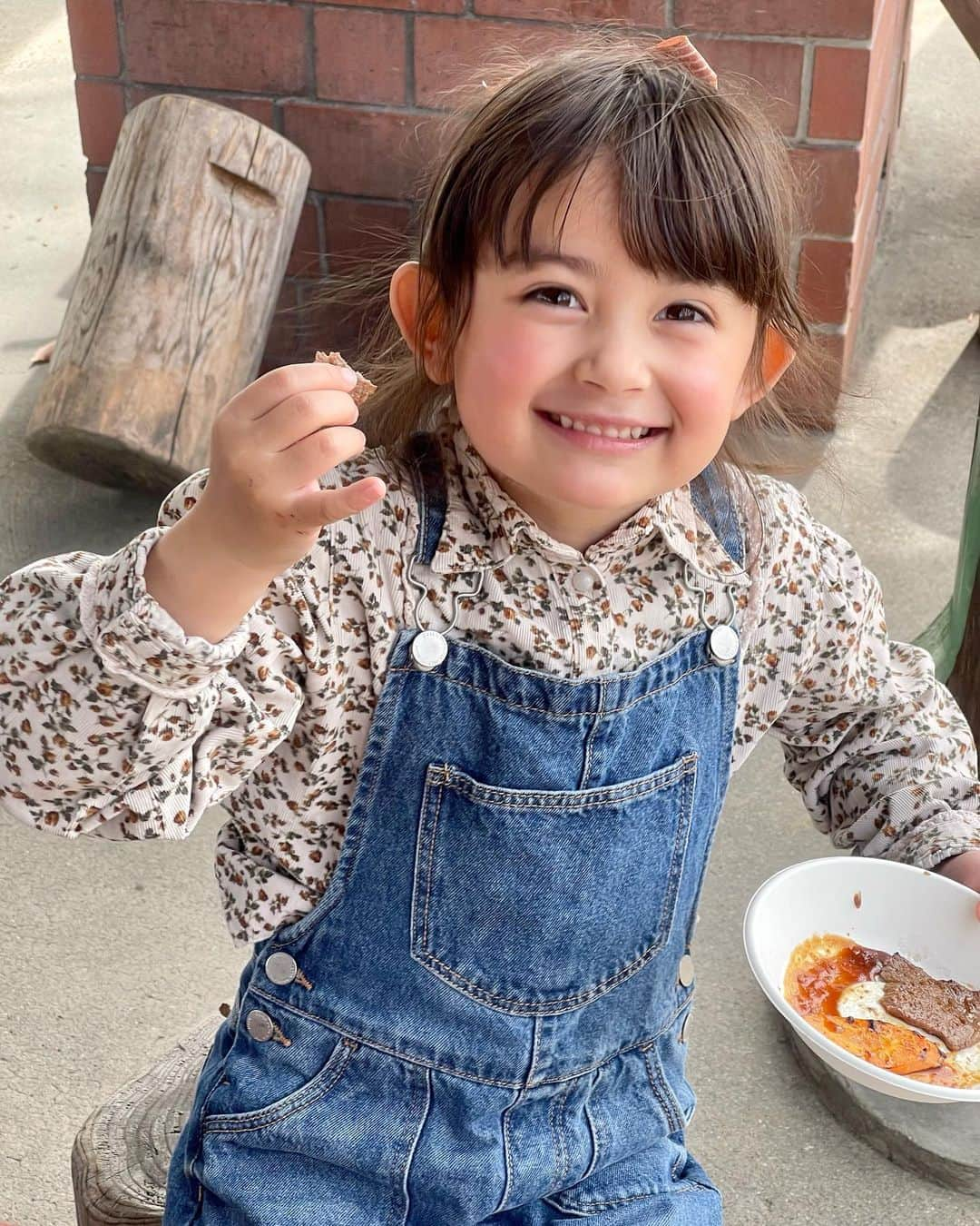 舟橋菜々のインスタグラム：「小牧市にある四季の森🍄🌳🌷🌞 子供の時以来だから…もう何年振りだろう💭 ソリスベリの丘やわんぱく冒険広場など、全然変わっていなくてとても懐かしい気持ちになりました💡  何回も行ったことがあるのにBBQが出来ると知らず、出発直前に予約して冷蔵庫にある物を大急ぎで詰めて出かけましたが、とても楽しめました🙌🏻✨ 食べ物やお皿、軍手など必要なものは各自持ち込みで、現地では網or鉄板、炭火を係の人が準備してくれます💡 網代＋場所代＋炭火代で2000円くらいだったかな？ あと、ゴミは全部持ち帰りましょう🚯  子供も大人も楽しめる小牧の穴場💯 のんびり過ごせた良い一日でした☺️🌸 #park#spring#nature#bbq#yummy#kid#daughter#family#happy#smile#love#小牧#四季の森#公園#バーベキュー#じゃがバター#春#育児#子育て」