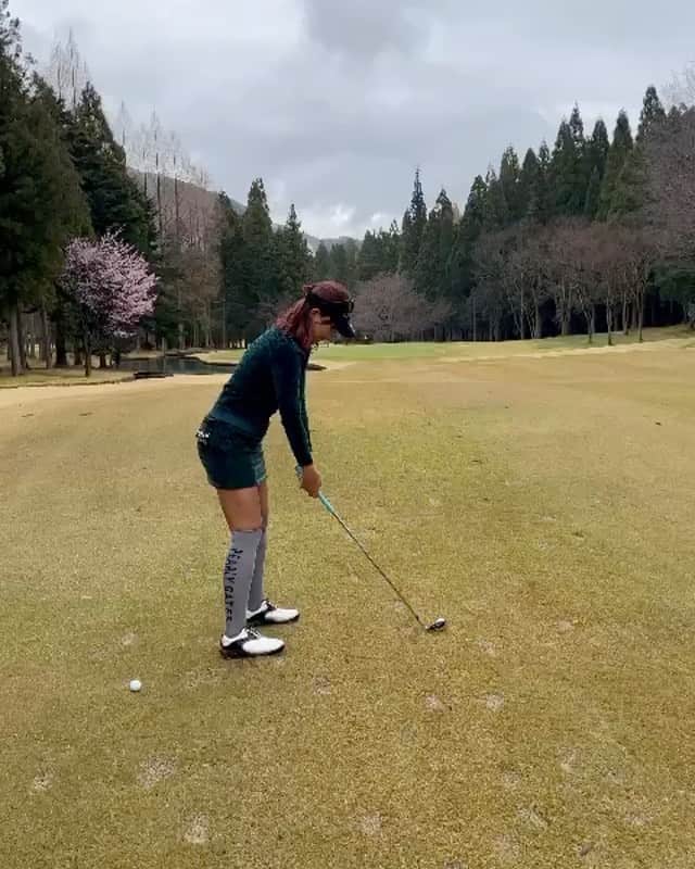 原田怜奈のインスタグラム：「こんばんは☺️  スイング改造頑張り中の 私ですが、毎日やっぱり 波があります、、、  早くいいスイングに なれますように、、、 . . . . #スイング改造」