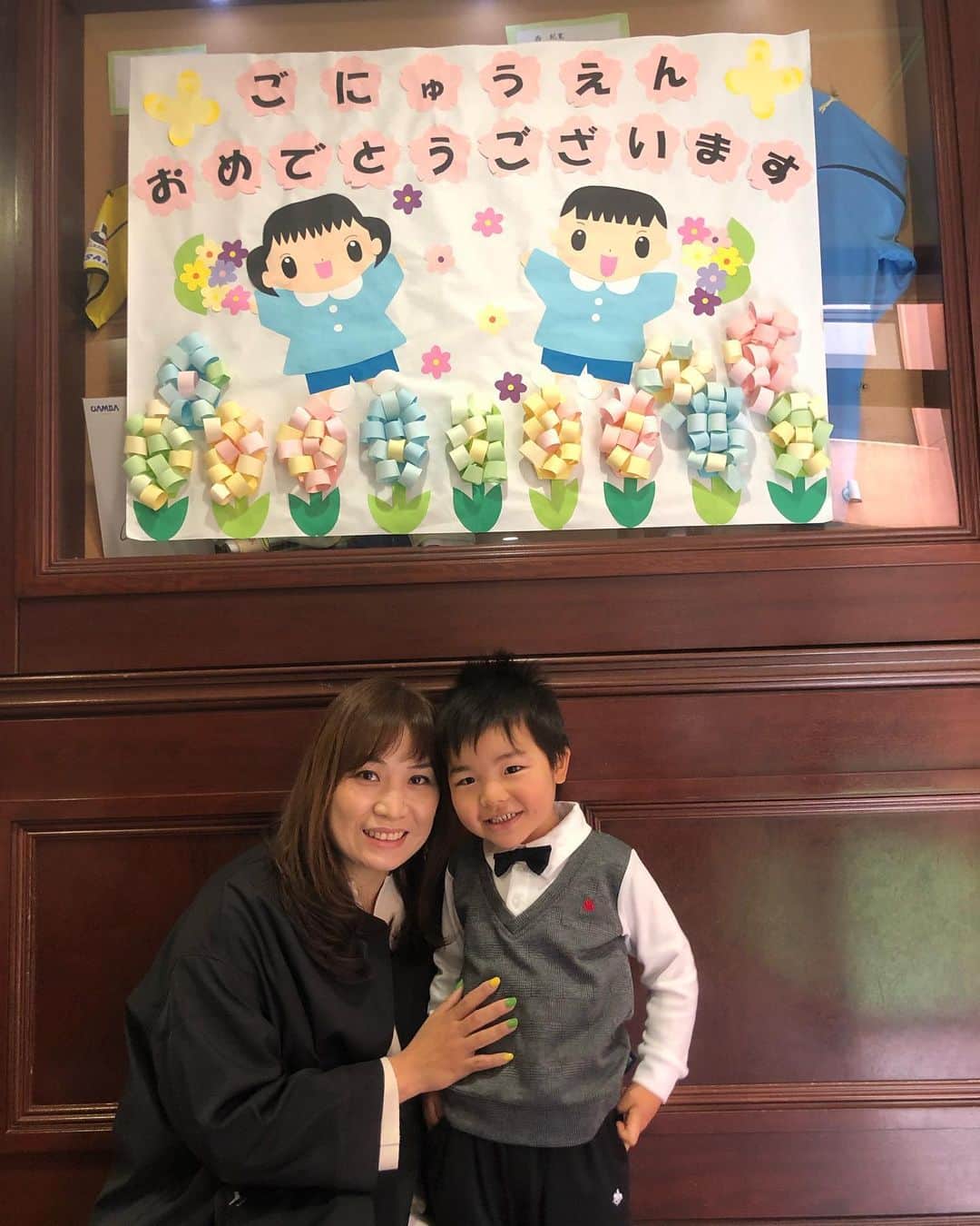 のインスタグラム：「#入園式 #次男くん 環境が変わりいろんな変化を 少しずつ受け入れてくれるといいな😊 またお友達みんなとたくさん遊んでね❤️ 最近なかなか普通の顔で写真を 撮らなくなってる😳変顔大好き4歳児🤣」