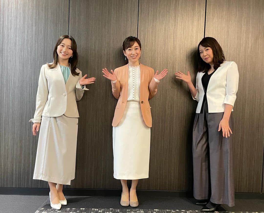 須黒清華さんのインスタグラム写真 - (須黒清華Instagram)「息子を保育園に送る道すがら、桜のアーチと絨毯に🌸しばらく目も心も奪われました。 春ですね〜✨ . この4月から、BSテレ東の「日経ニュースプラス9」を担当することになりした。 私は月曜日と火曜日 水曜日と木曜日は倉野アナ 金曜日は片渕アナが担当します✨ . 経済ニュースをより深く、わかりやすくお伝えしていきますので、ぜひご覧くださいね‼︎ . この日は番組のポスター撮影のため、久しぶりに倉野アナや片渕アナに会えたのでした🍀 衣装は#oribychouori」4月2日 22時05分 - sayaka_suguro
