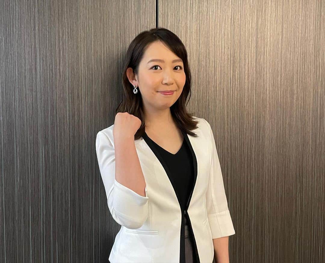 須黒清華さんのインスタグラム写真 - (須黒清華Instagram)「息子を保育園に送る道すがら、桜のアーチと絨毯に🌸しばらく目も心も奪われました。 春ですね〜✨ . この4月から、BSテレ東の「日経ニュースプラス9」を担当することになりした。 私は月曜日と火曜日 水曜日と木曜日は倉野アナ 金曜日は片渕アナが担当します✨ . 経済ニュースをより深く、わかりやすくお伝えしていきますので、ぜひご覧くださいね‼︎ . この日は番組のポスター撮影のため、久しぶりに倉野アナや片渕アナに会えたのでした🍀 衣装は#oribychouori」4月2日 22時05分 - sayaka_suguro