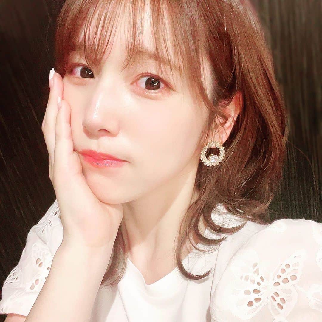 のインスタグラム：「はめふらイベントありがとうございましたーー😊✨✨  女子会ということでっ お花の椅子かわいかったよね〜🌼 ひめたちみーんな素敵でしたね！  面白すぎました😂笑笑  カタリナを早く演じたくてうずうずします。 やっぱりわたしはカタリナが大好きだなぁ。 わたしもカタリナ大好き女子会のひとりです🧡  明日は男子会！！ 王子たちと、どうなる！？ よろしくねーー☺️！」