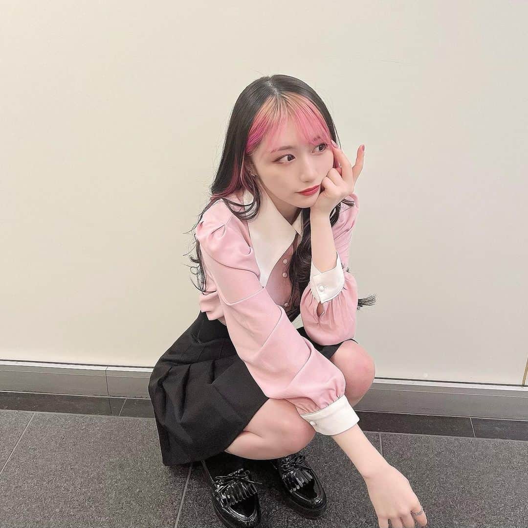 海羽凜のインスタグラム：「_  大きい襟がお気に入り🤭  🤍🌸🐰🧠💗  #셀카  #얼스타그램 #교복　#코스프레  #粉红色 #可爱 #フェイスフレーミング  #韓国 #韓国語勉強 #韓国ファッション #網紅 #ガールクラッシュ #ﾘﾝﾎﾟﾄ」