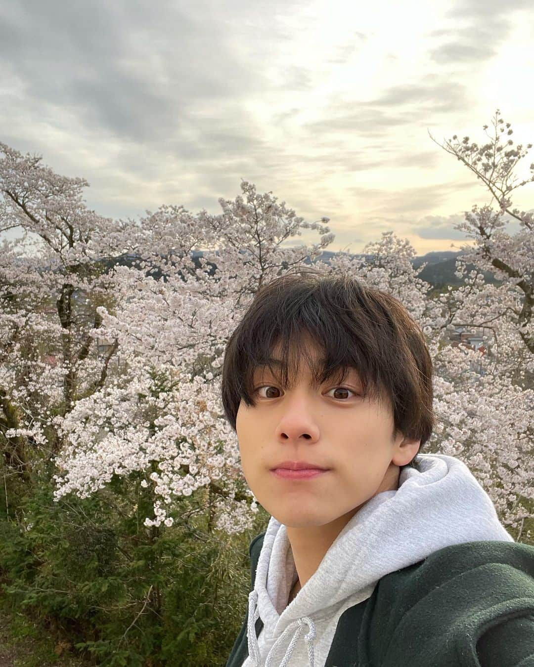 山下幸輝さんのインスタグラム写真 - (山下幸輝Instagram)「朝一のドラマの撮影終わって桜と記念に🌸  4月にして寒い中でのロケでした笑 情報解禁までお楽しみに☺︎☺︎」4月2日 22時26分 - qpitdef