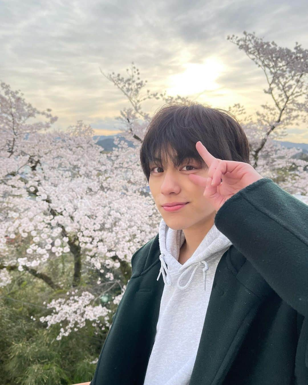 山下幸輝さんのインスタグラム写真 - (山下幸輝Instagram)「朝一のドラマの撮影終わって桜と記念に🌸  4月にして寒い中でのロケでした笑 情報解禁までお楽しみに☺︎☺︎」4月2日 22時26分 - qpitdef