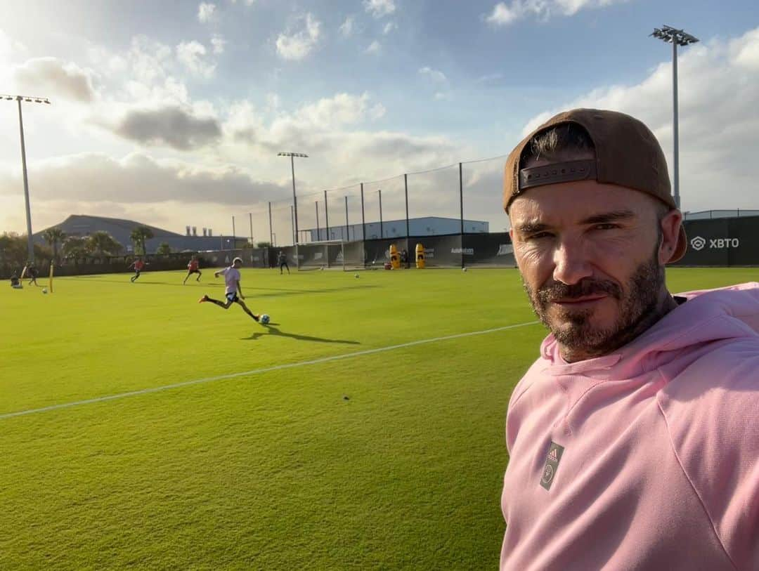 デビッド・ベッカムさんのインスタグラム写真 - (デビッド・ベッカムInstagram)「No pressure mate but just make sure you miss that first man 😂 @romeobeckham @intermiamicf ⚽️」4月2日 22時36分 - davidbeckham