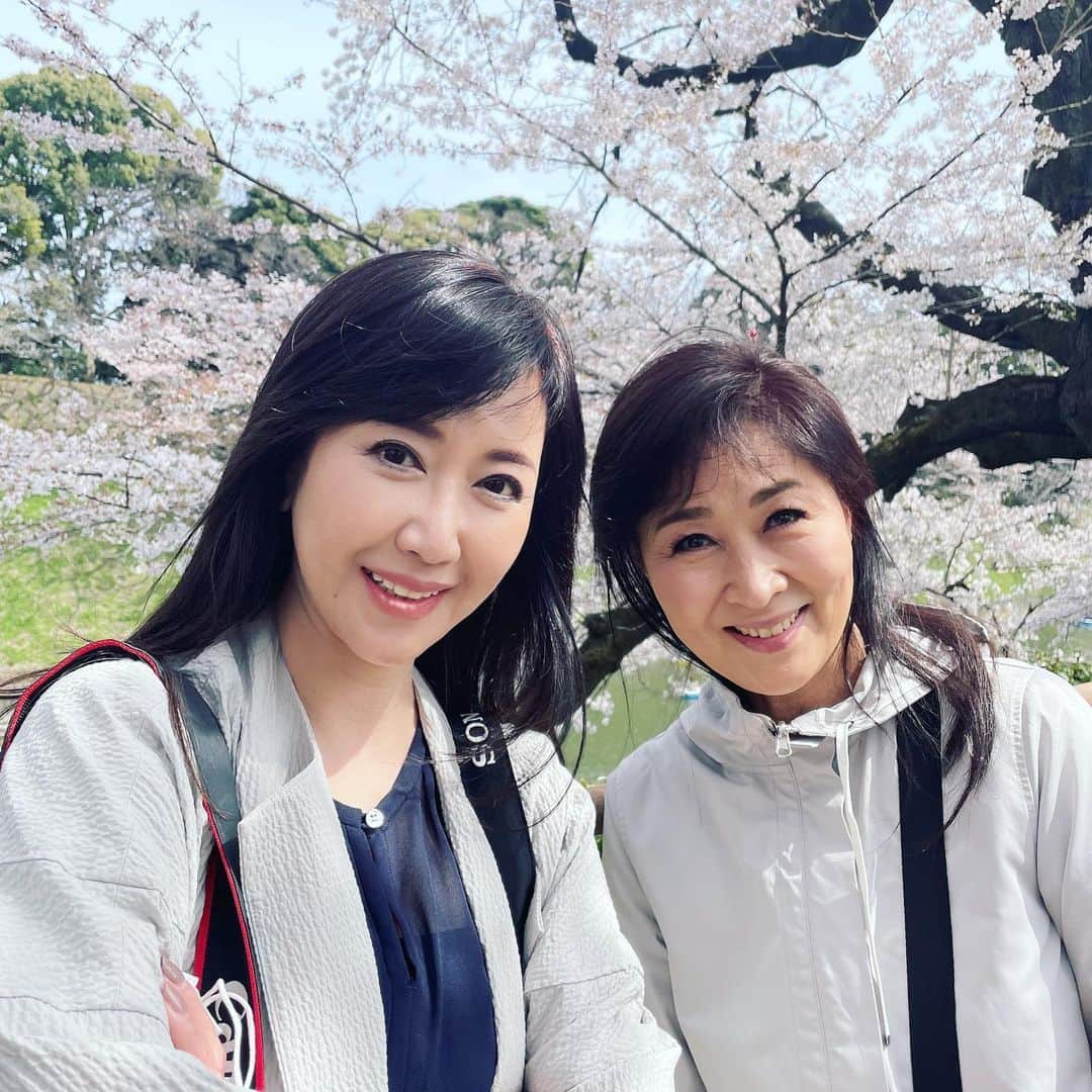 伍代夏子さんのインスタグラム写真 - (伍代夏子Instagram)「今日は悦ちゃんとお花見🌸 相変わらず、千鳥ヶ淵は凄い人出でした😳 来年こそ、忘れずにボートの予約をしよ〜っと🛶 #千鳥ヶ淵緑道  #お花見 #桜吹雪 #花冷えの日  #島津悦子 さん」4月2日 22時36分 - natsuko_godai_official