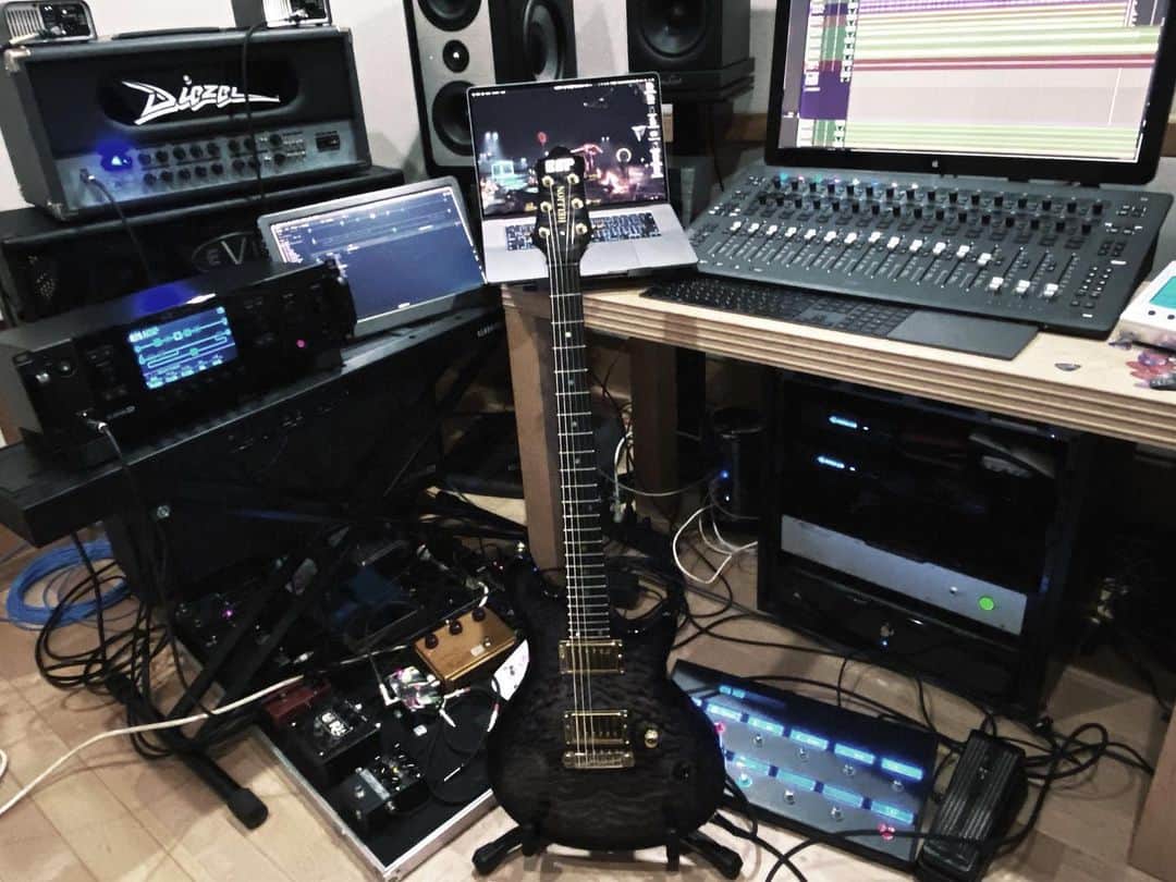 麗のインスタグラム：「無事にセットリストも固まってきたので音作り進めているのです。 ごちゃっとしてるけど作業する時ってこうなっちゃうんだよね…💧 今からツアーが楽しみですぜ🔥  #uruha #theGazettE #LIVETOUR2022 #MASS #PHASE01 #COUNT #DECEM」