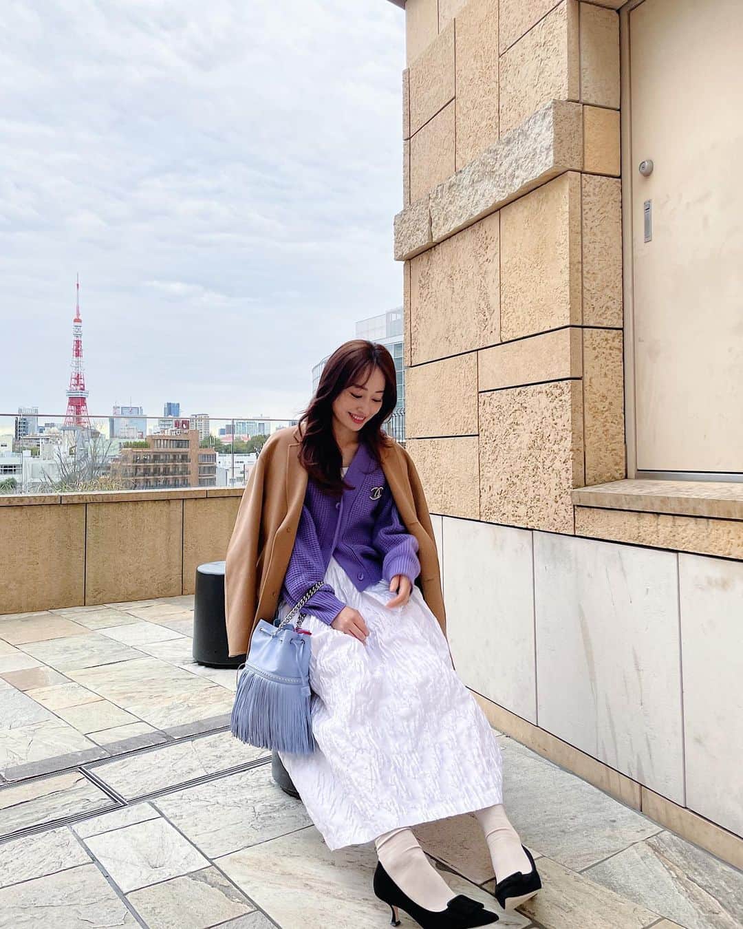 小祝麻里亜のインスタグラム：「🌸❄️🌸❄️  花冷え？昨日から寒くて、春服じゃなくて冬物引っ張り出して着てしまってる🥶  トレンチコート🧥着てる方みてるとおしゃれは我慢だな〜って思いながらも、大の寒がりだから冬のコート着ちゃってます🫠  寒暖差で体調崩されないように気をつけてくださいね🥺🫶  coat @blamink.official  knit @unitedarrows_women_store  skirt @coel.official  ． ．＿＿＿＿＿＿＿＿ #얼스타그램 #데일리 #데일리룩 #오오티디 #158cmコーデ」