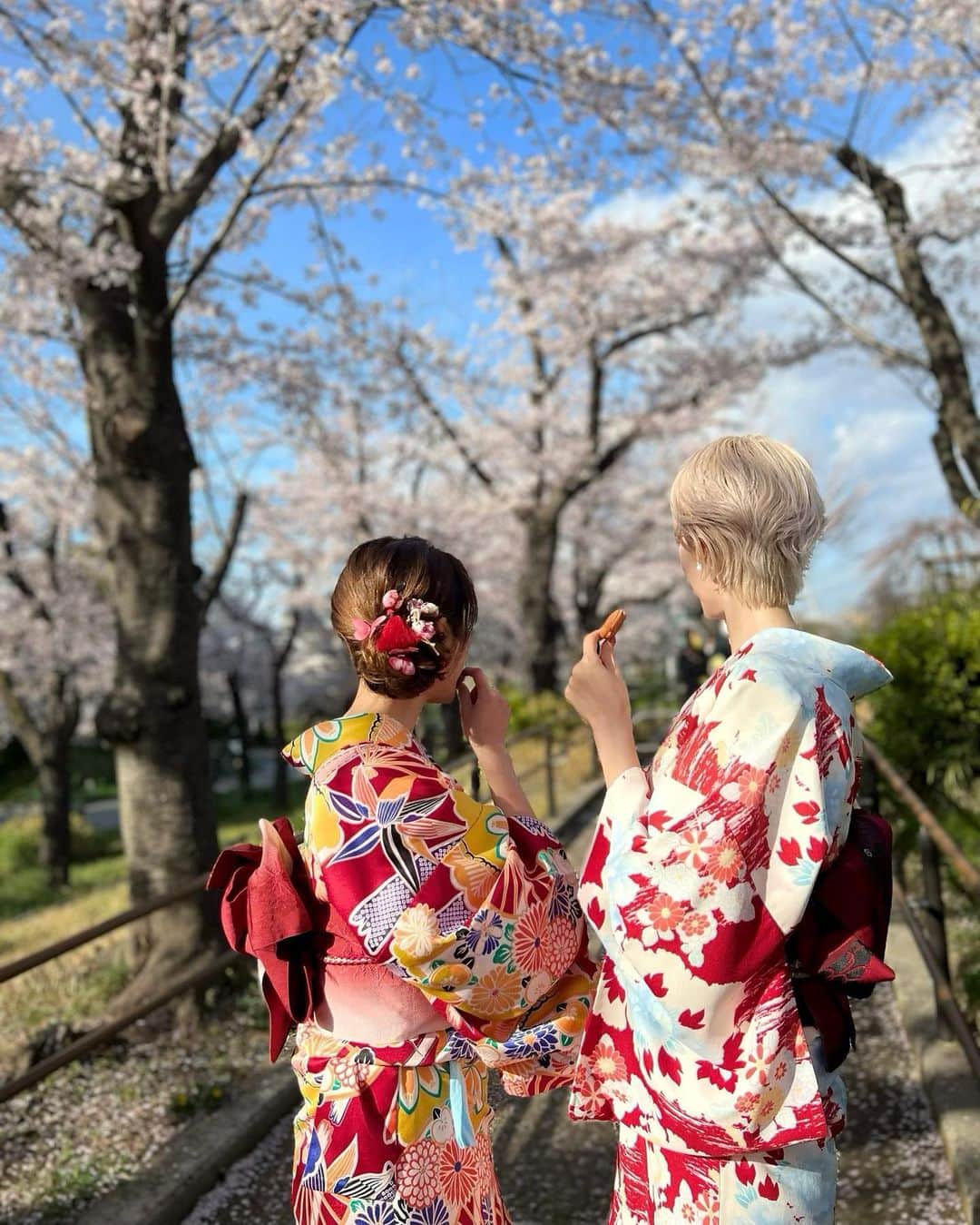 &mのインスタグラム：「娘に呼ばれて2人で同時に振り向いてる🌸  📸Photo by @gumpsuzuki」