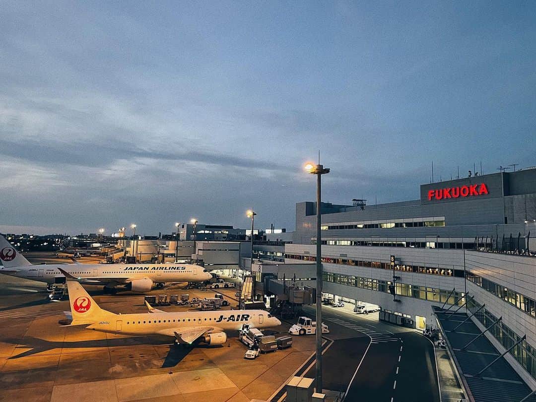 井上志帆子のインスタグラム：「福岡空港新しくなっとる、いろいろと！さおたん帰った後、一人でウロウロ楽しんだ。また遊ぼうね！#台湾も行きたい」