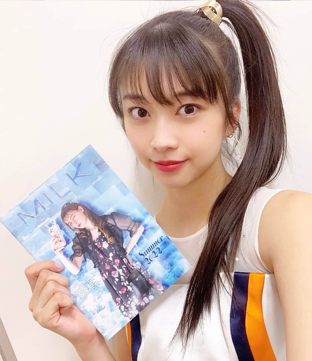 のインスタグラム：「♡ ♡ ✨🍓💖MILK💖🍓✨ 🍒2022 SUMMER COLLECTION🍒 ♡ ♡  #MILK 🍒🌈 #モーニング娘22 #morningmusume22 #牧野真莉愛」