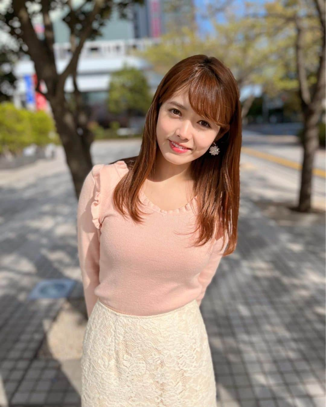 谷尻萌さんのインスタグラム写真 - (谷尻萌Instagram)「そして今日の萌やで🧋💓  桜が満開の所でのお花見散歩🌸🚶‍♂️は、この週末の方が良さそうやで🤲来週のお台場は、桜の花びらの絨毯になっているかもしれんなあ。。🤔 “さのさんぽ”もめっちゃ面白かったですよね〜🤣  今日のインスタライブは、この後しますね🙇‍♀️✨ 帰宅してから長い時間、お昼寝してしまいました💤 (待っていて下さった方おられましたらすみません。。)  起きておられる方、良かったらあったかい飲み物でも飲みながらまったりお話しましょう♥️(今パジャマなので、すぐには始めないです。。🙏)  ほな深夜ライブで♪先に今日のブログを書いてきます✏️  #めざましどようび #お天気キャスター #セントフォース #谷尻萌 #京都弁」4月2日 23時52分 - tanijiri_moe