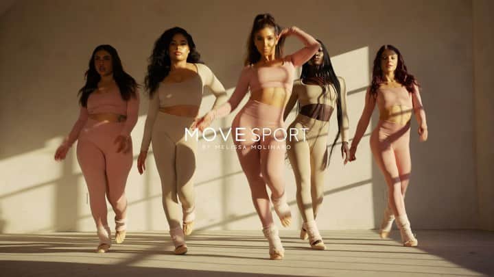メリッサ・モリナロのインスタグラム：「MOVE SPORT SPRING IS LIVE! These seamless sets are the perfect everyday fit! I'm loving these colors Sand & Salmon such beautiful tones. The fabric has just right amount of compression and stretch feeling so comfortable on your body. Fits True size S-XL I'm wearing a small. Get them while they last! MOVEBYMELISSA.COM」