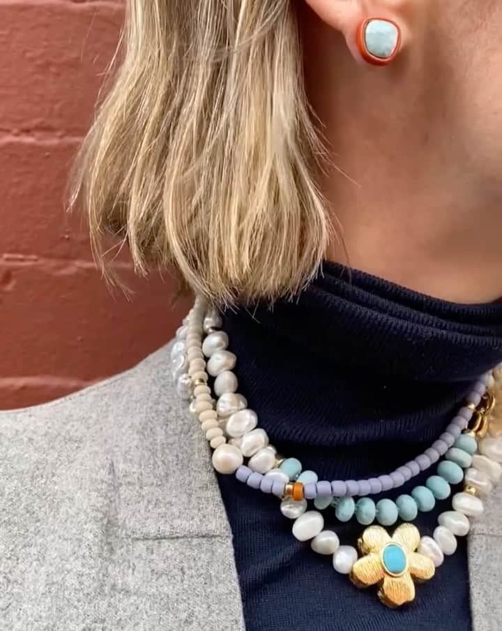 リジー フォルトゥナートのインスタグラム：「Starting the weekend off in style👆We’re staying in the Spring spirit even if it’s a little chilly in NYC 🍃 with the new Cosmos Necklace 🌼 #lizziefortunato」