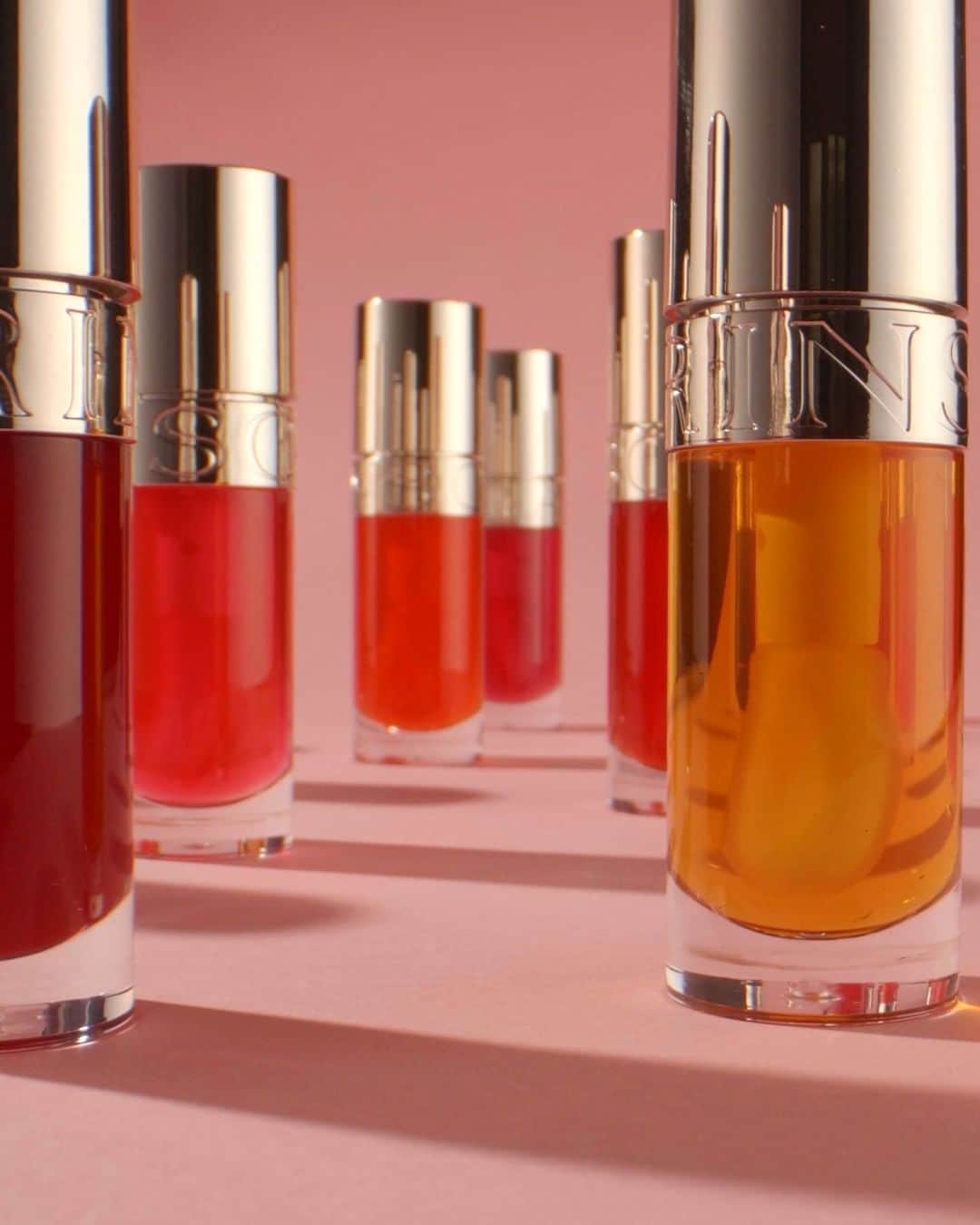 Clarins Canadaのインスタグラム：「Discover this NEW version of our star lip product! 👀   The reason Clarins Lip Comfort Oils are 'must-have' products is because they never compromise shine, nourishing benefits and comfort. Are you as excited as we are? 😘 __________ Découvrez la NOUVELLE génération de notre produit star pour les lèvres ! 👀   La raison pour laquelle les Lip Comfort Oils de Clarins sont des incontournables, c'est parce qu'elles sont sans compromis sur la brillance, la nutrition et le confort. Êtes-vous autant ravis que nous ? 😘  . . . #ClarinsLipOil #ClarinsMakeup #MakeupMadeForSkin」