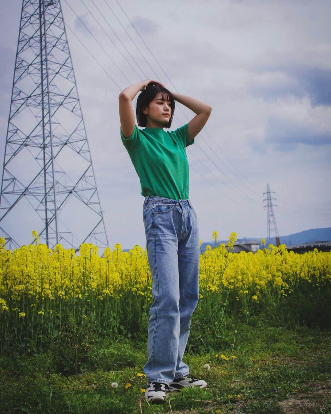 酒井萌衣さんのインスタグラム写真 - (酒井萌衣Instagram)「この春も元気です🌸💐🌼 ドライブが楽しい季節です。  #グリーンカラー #私服 #デニムコーデ #hilux #ハイラックス」4月3日 11時37分 - sakai__mei