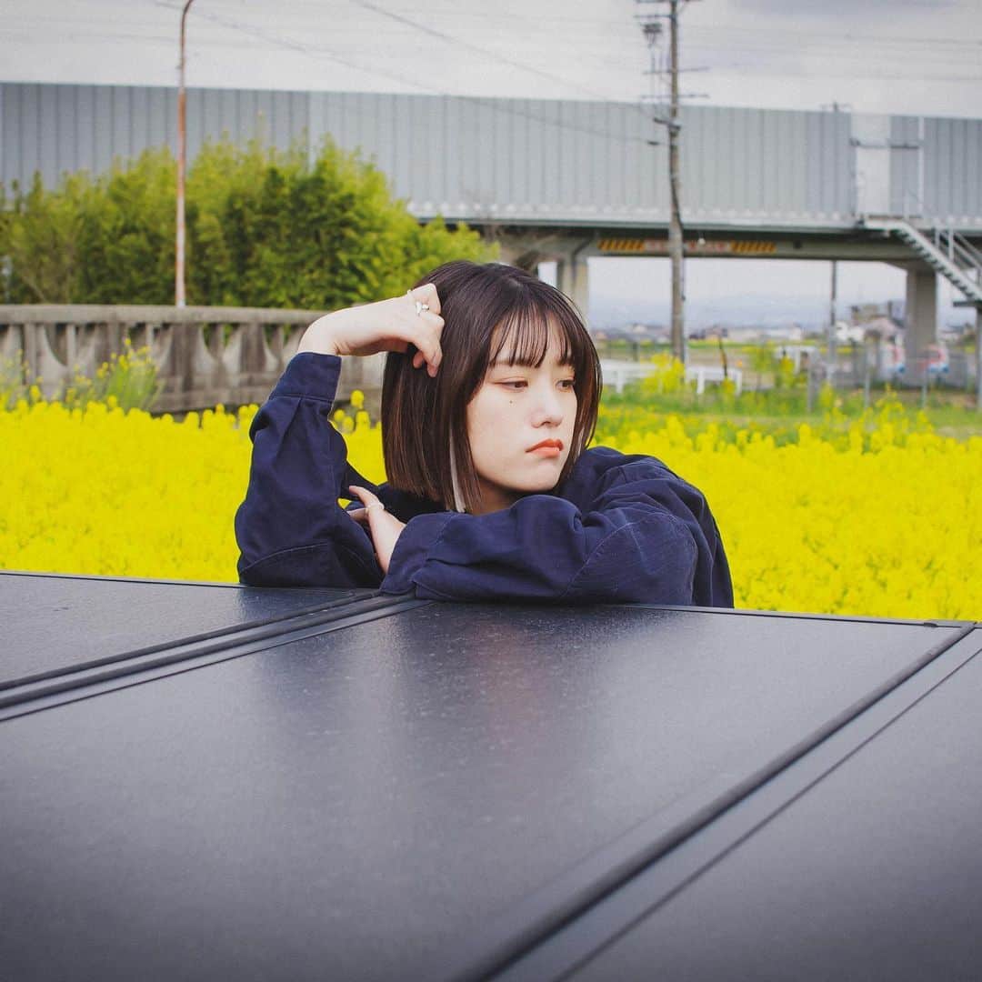 酒井萌衣のインスタグラム：「この春も元気です🌸💐🌼 ドライブが楽しい季節です。  #グリーンカラー #私服 #デニムコーデ #hilux #ハイラックス」
