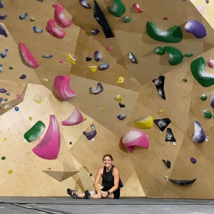 レイチェル・パーソンズのインスタグラム：「Super fun lil bouldering sesh today with @gingmeyer and @etoilegelman. (Loving the bat hang at the end of this one!)」