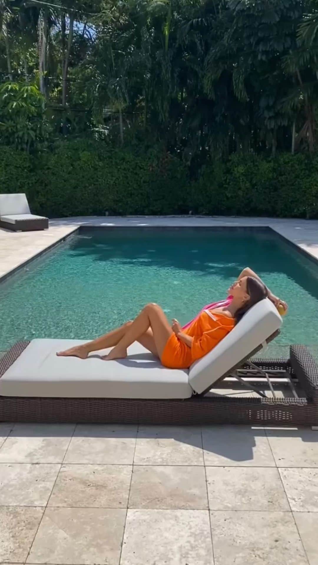 Camila Coelhoのインスタグラム：「Vitamin C Day pre-celebration with my favorite @skinceuticals C E Ferulic Serum🍊🍊 (always paired with SPF when exposed to the sun) #SkinCeuticalsPartner #skincare  ————- Porque o dia da Vitamina C tá chegando🍊🍊 Vocês sabem o quanto amo os produtos de SkinCeuticals né? É uma marca parceira que uso há anos e na minha opinião tem os melhores tratamentos de Vitamina C! Quem também ama? #selfcafe」
